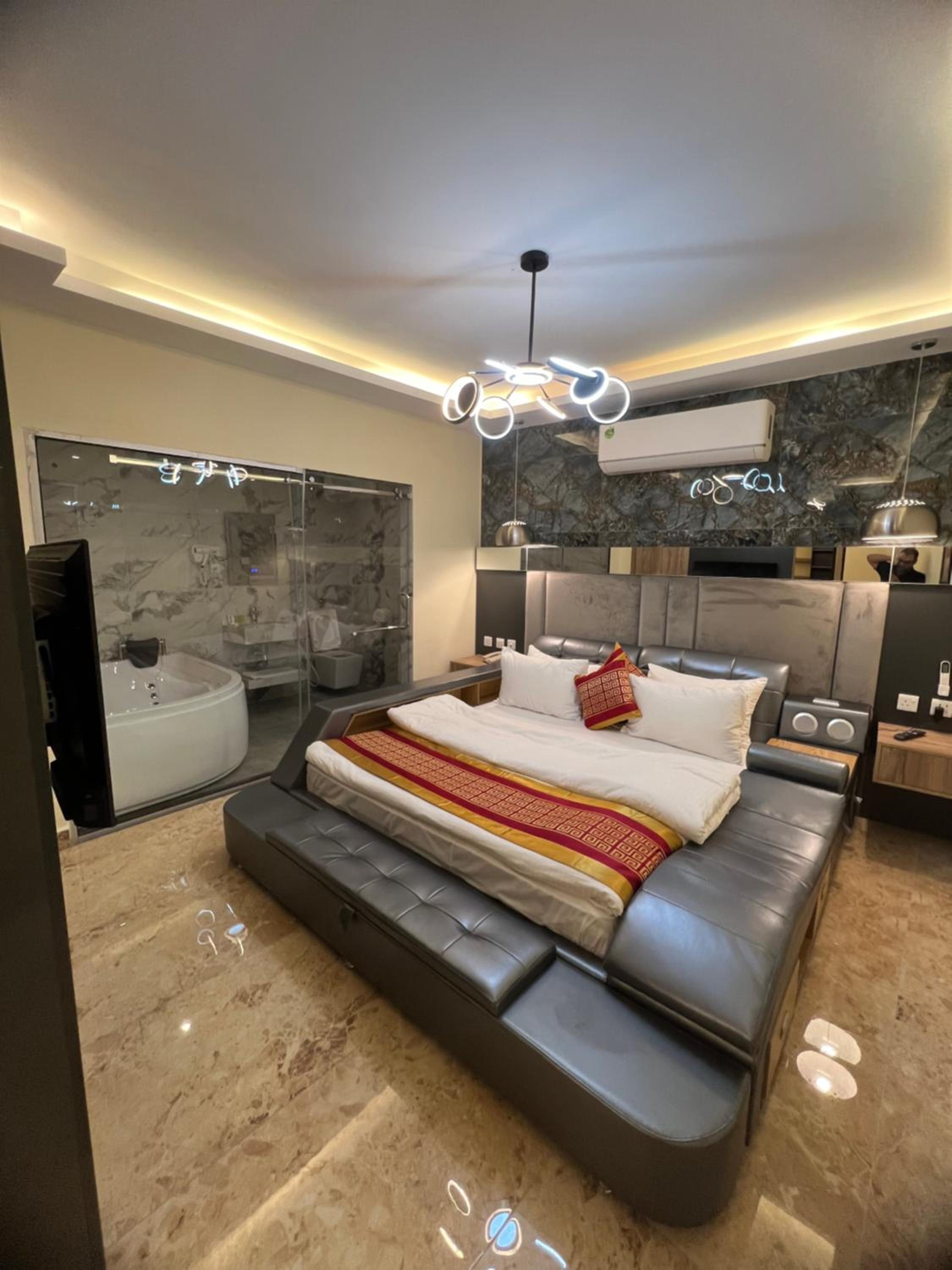 Deluxe Suite with Spa Bath photo 2