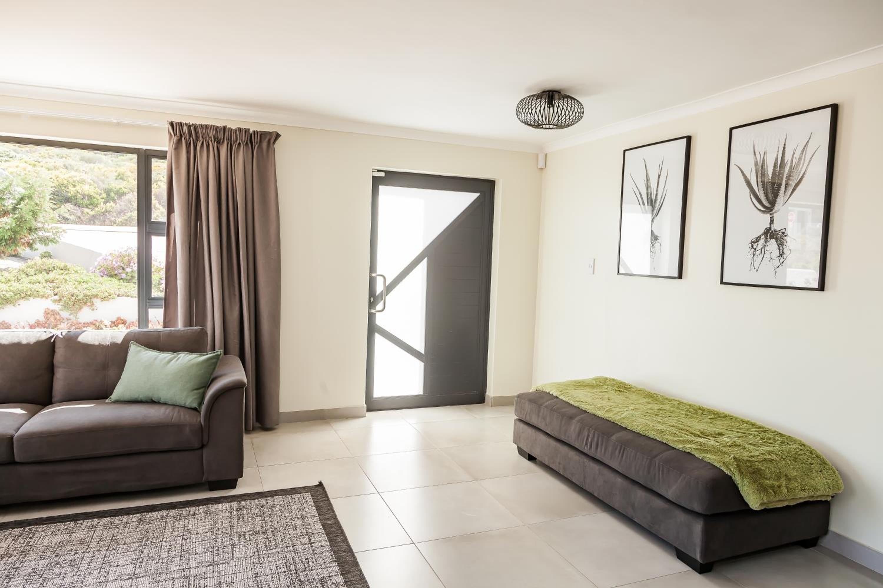 Three-Bedroom House photo 3