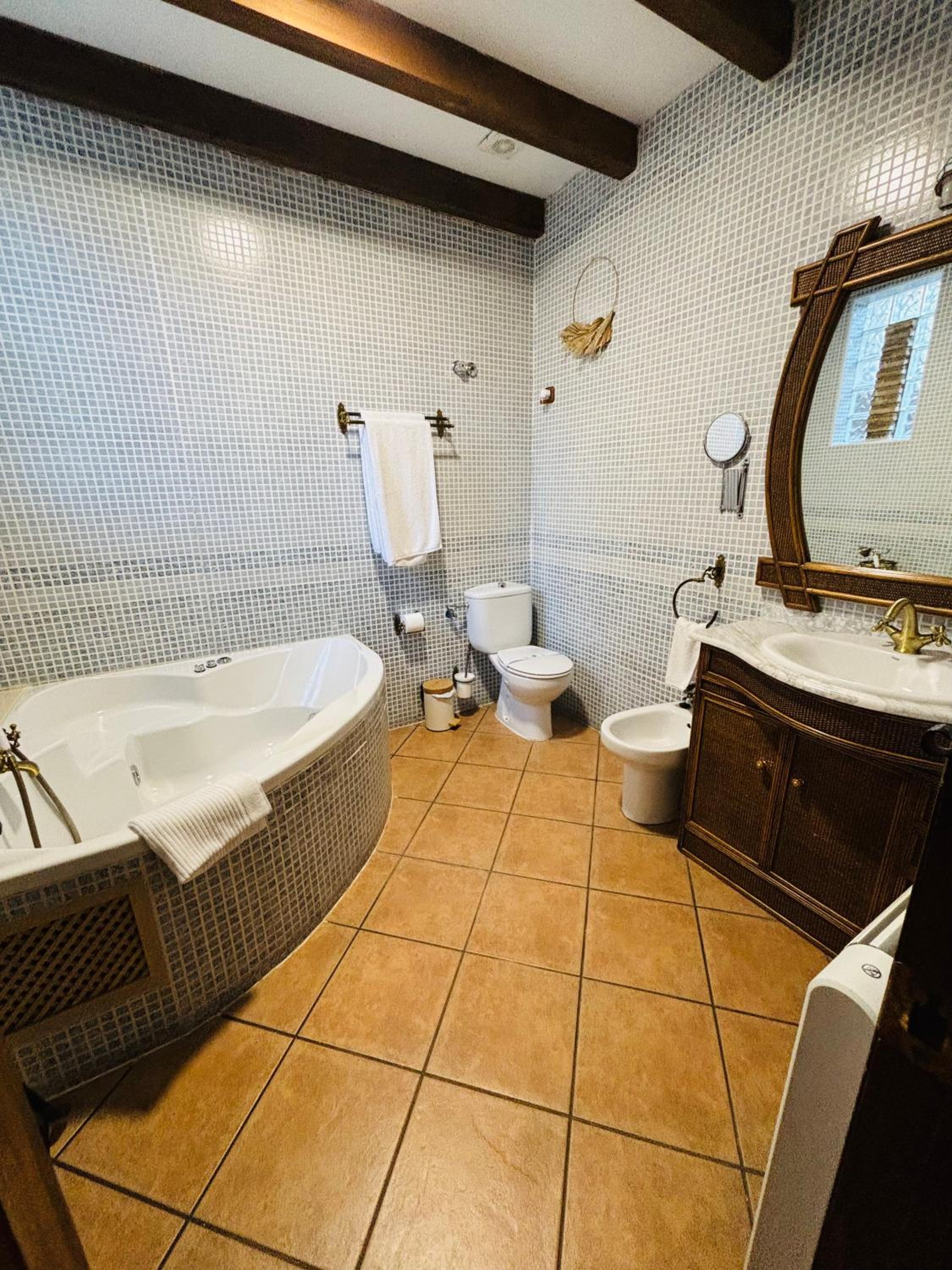 Deluxe Queen Room - Photo 5