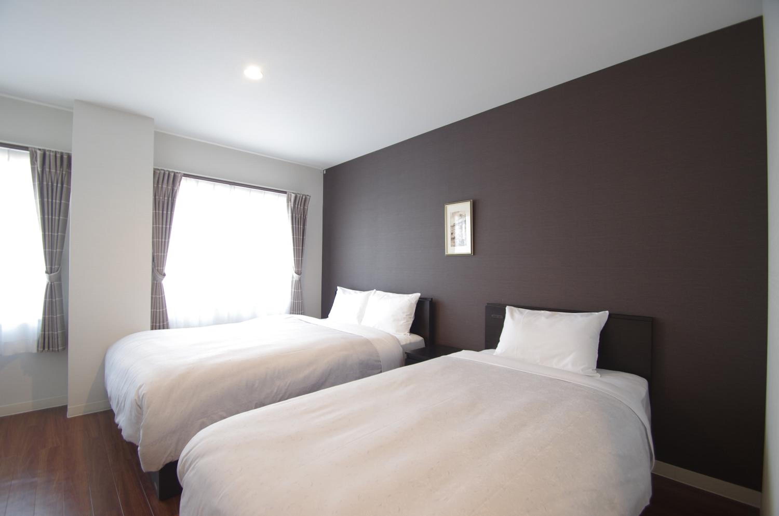 Twin Room (1 Double Bed + 1 Single Bed) photo 1