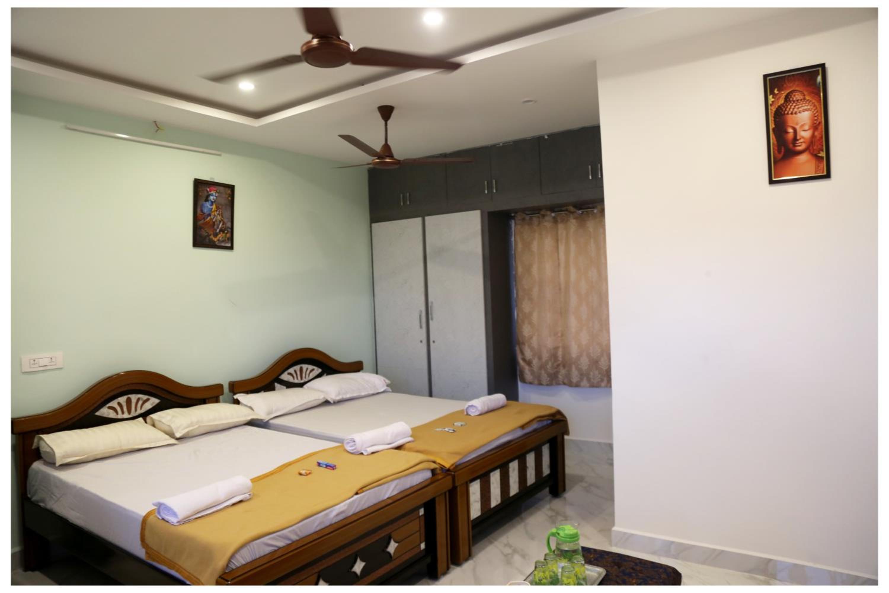 Queen Room with Two Queen Beds photo 2