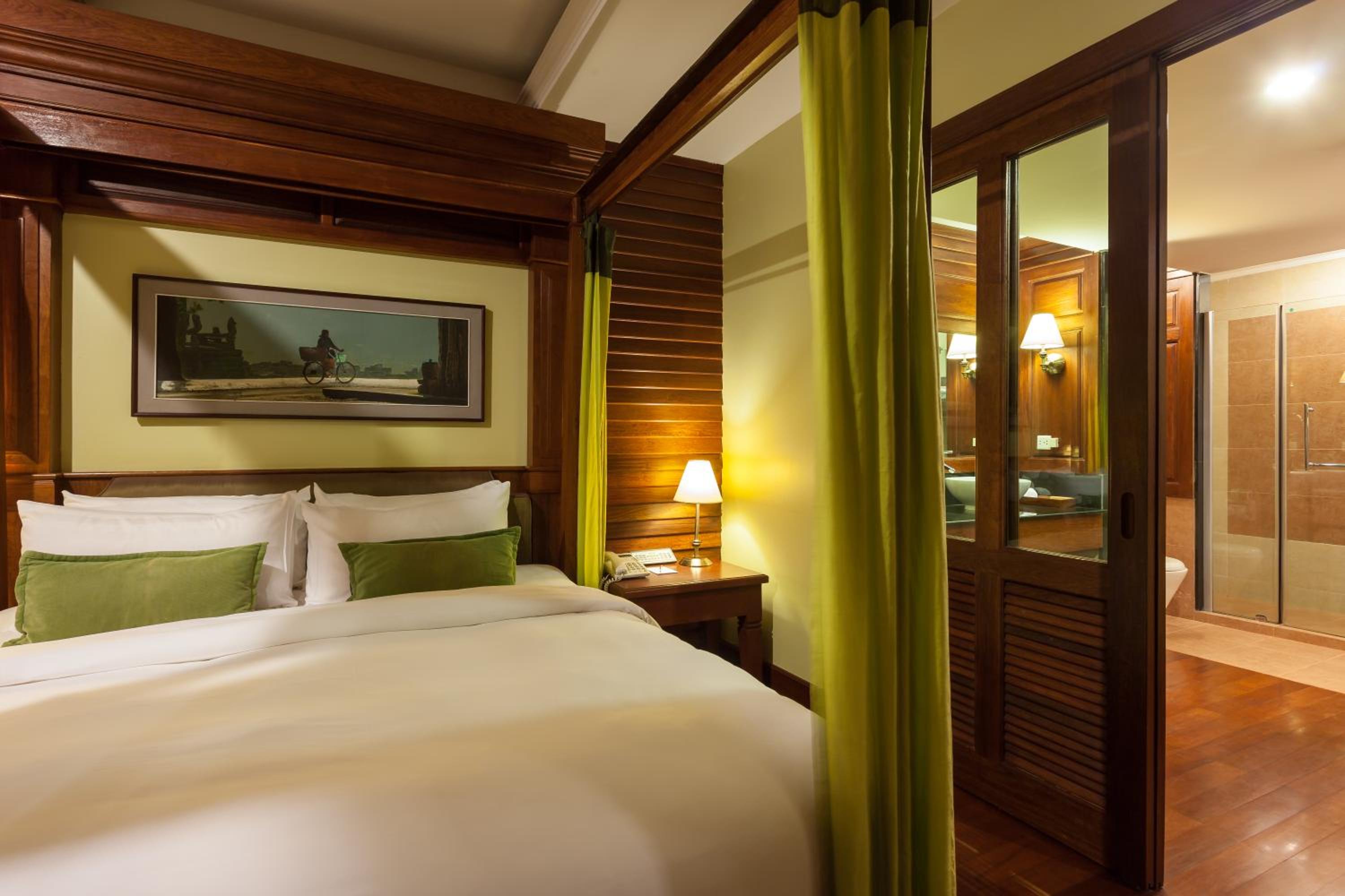 Royal Suite with Pool View - Photo 4