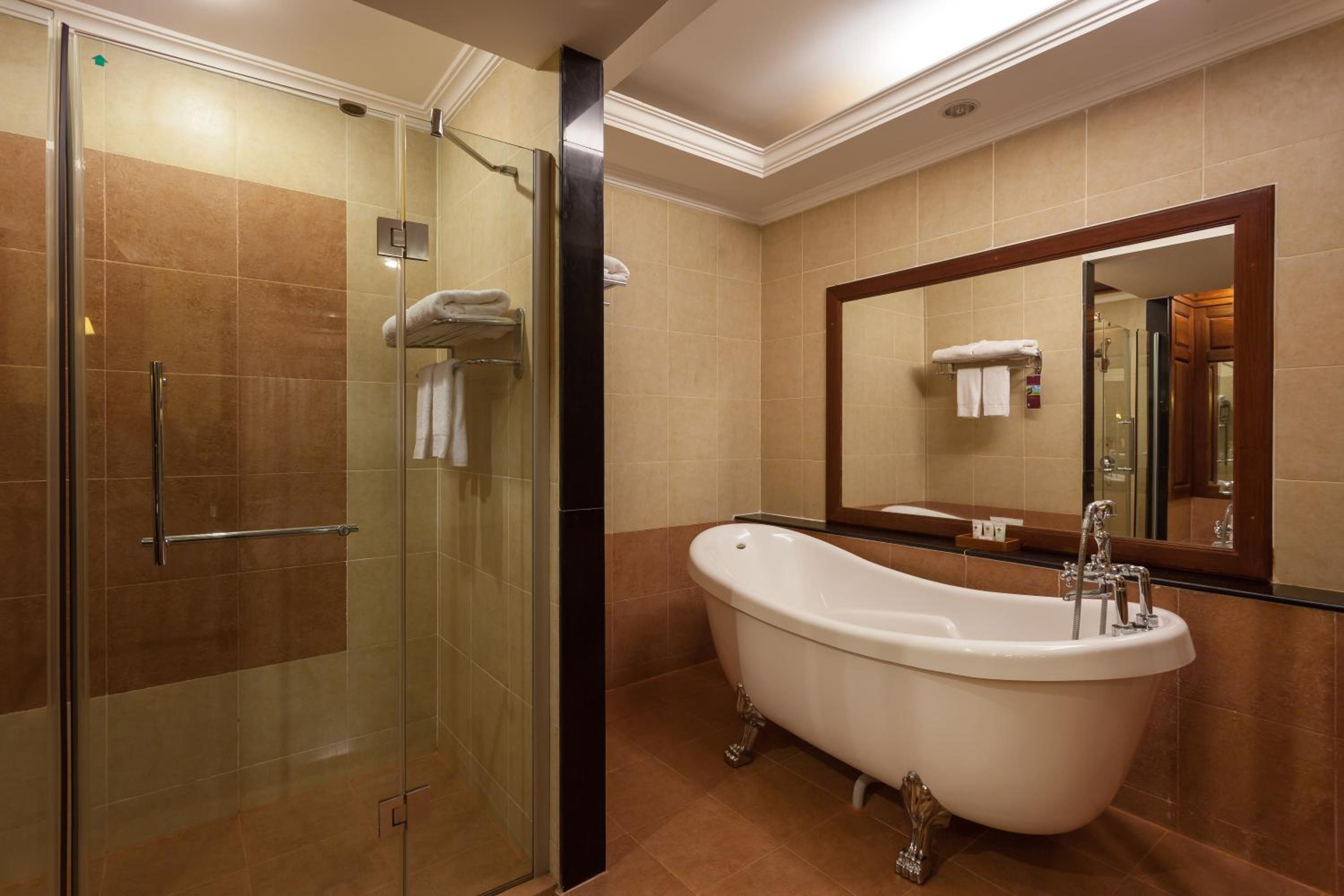 Royal Suite with Pool View - Photo 3