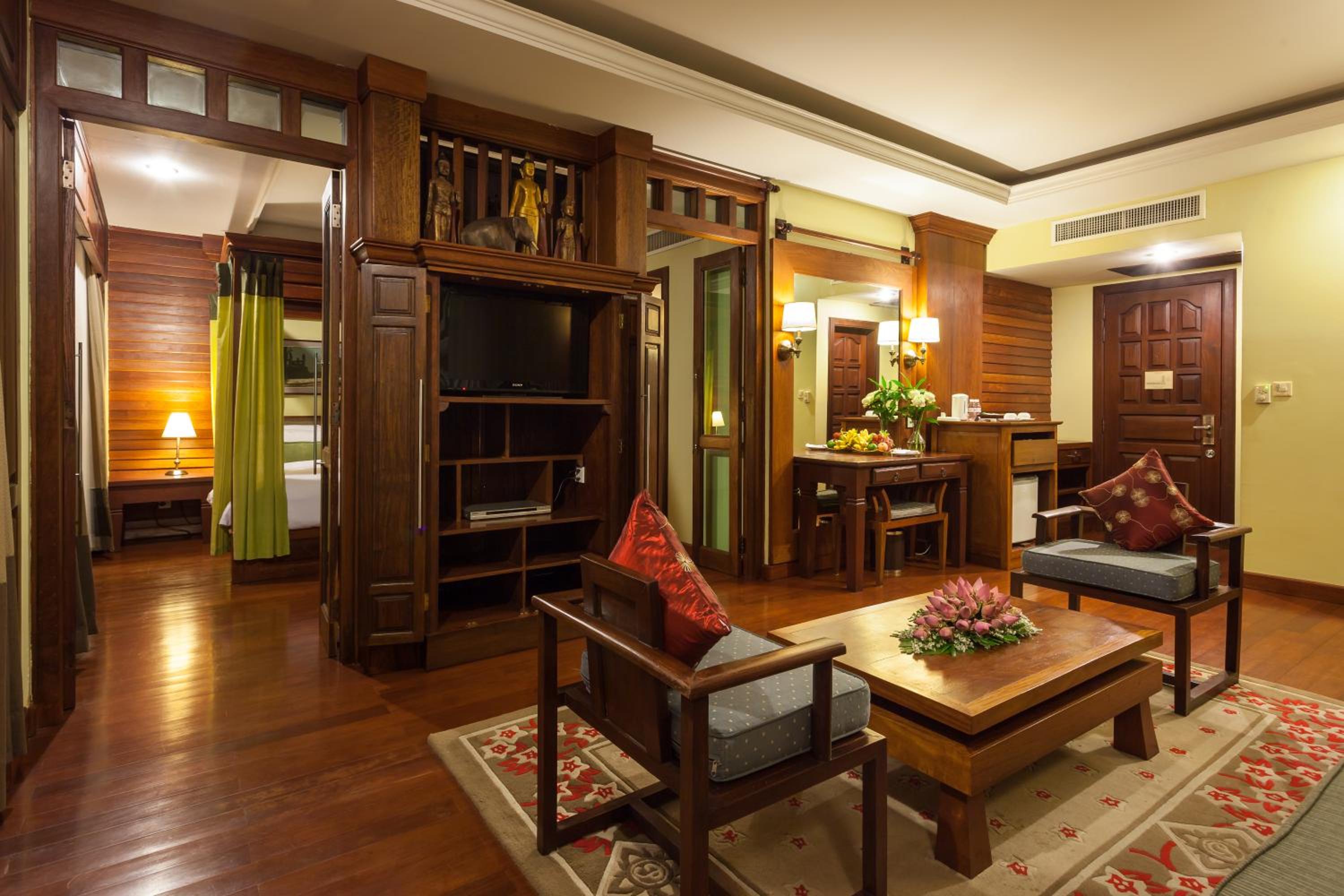Royal Suite with Pool View - Photo 6