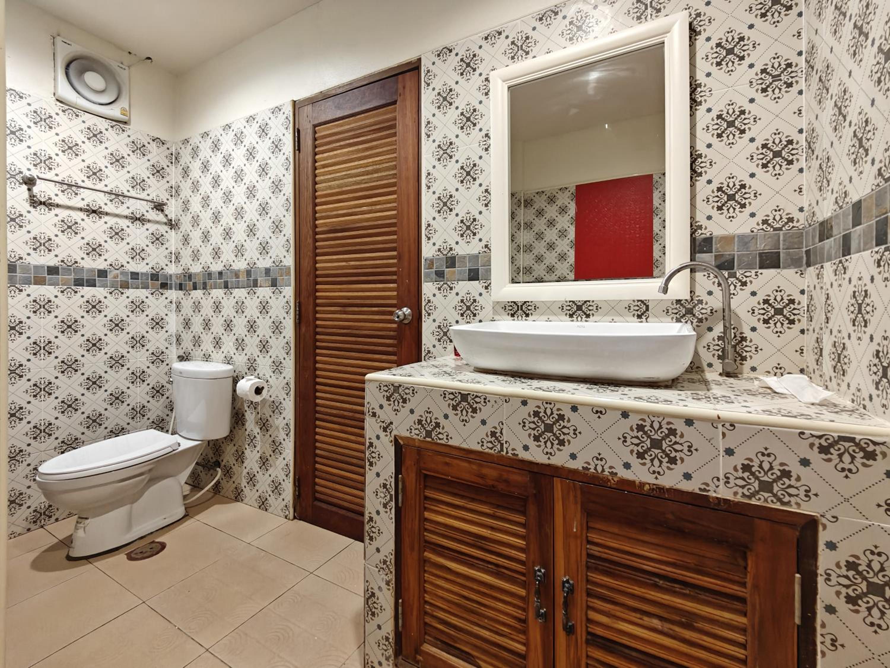 Family Room with Bathtub - Ground Floor photo 3