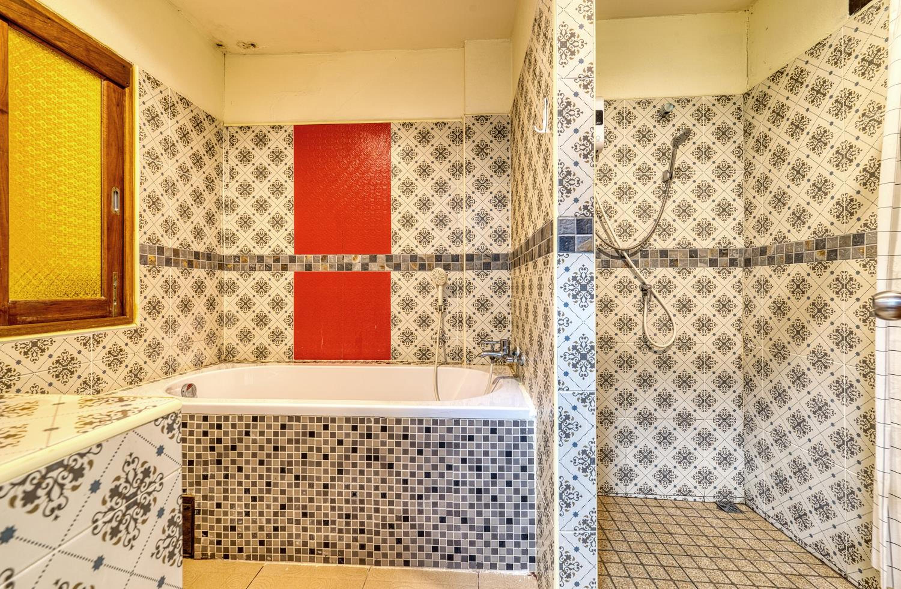 Family Room with Bathtub - Ground Floor photo 2
