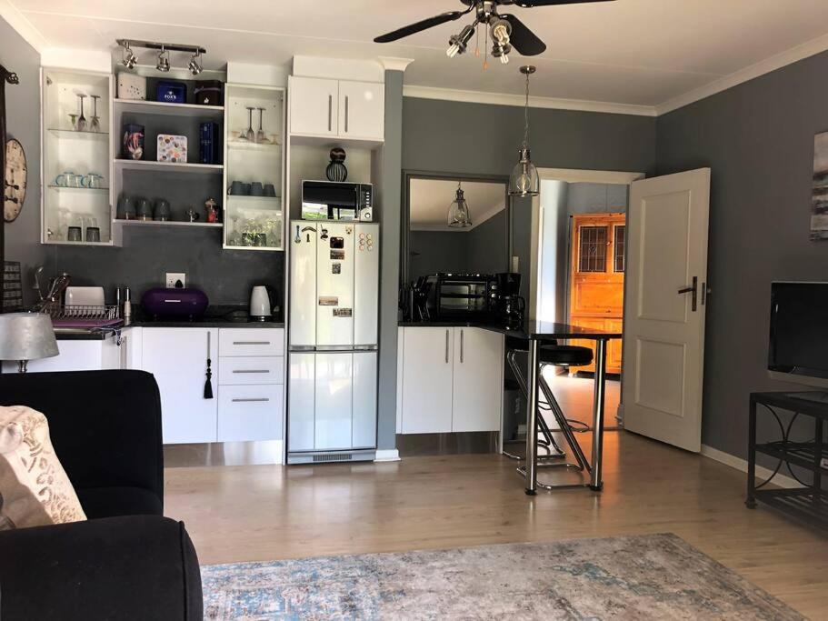 One-Bedroom Apartment photo 3