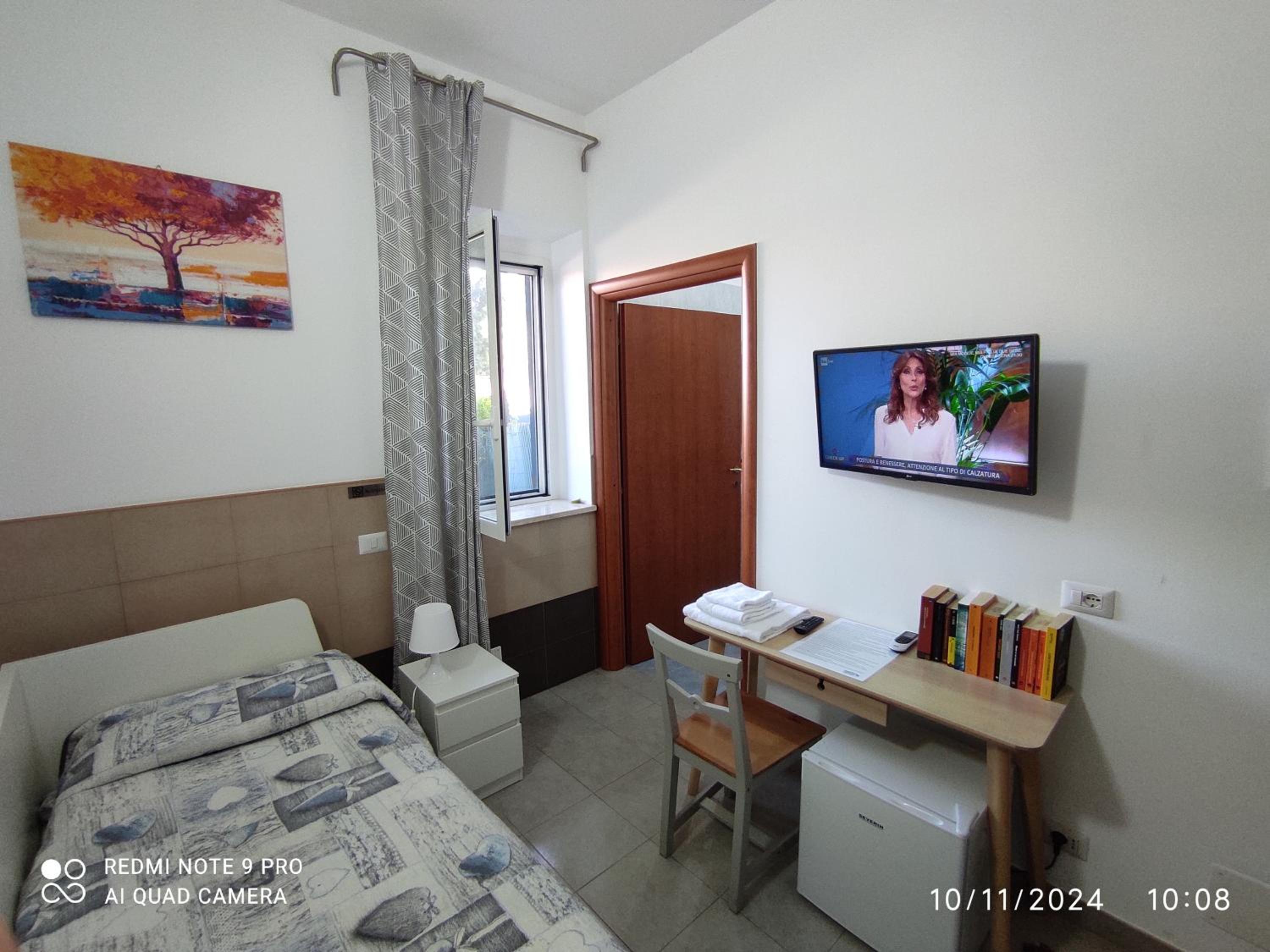 Single Room with Private Bathroom photo 1