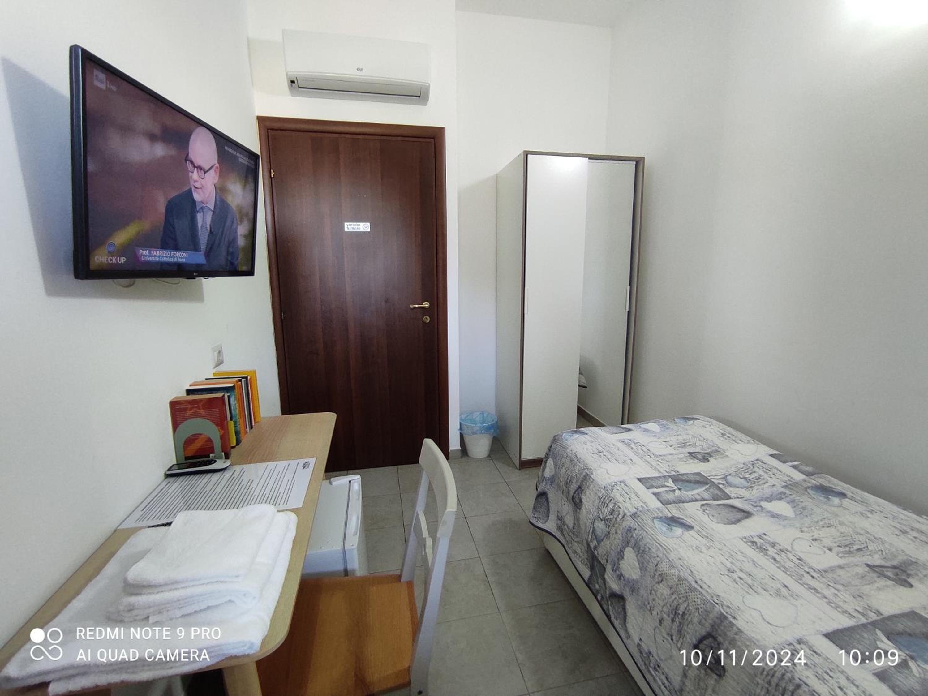 Single Room with Private Bathroom photo 2