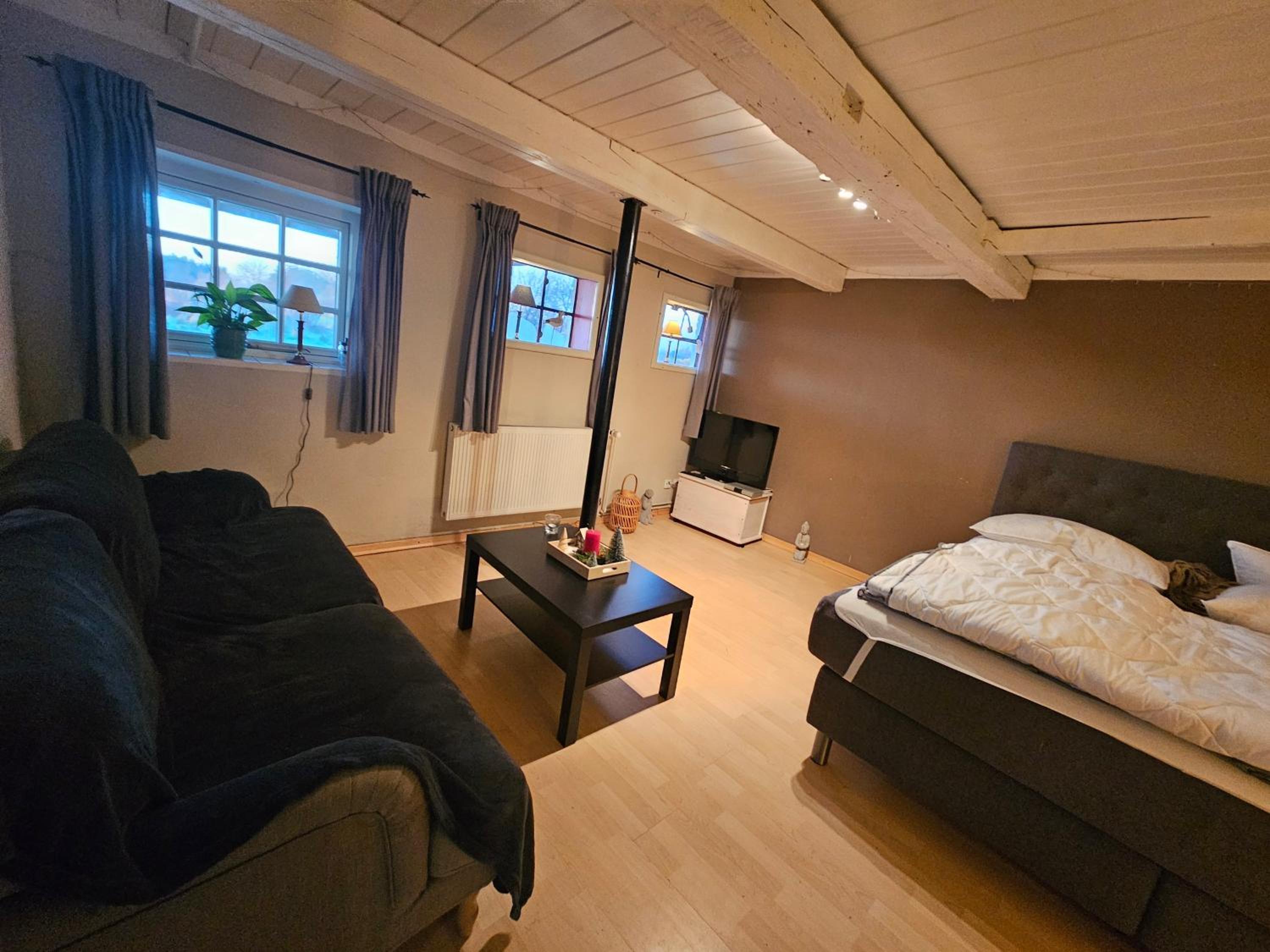 One-Bedroom Apartment photo 1