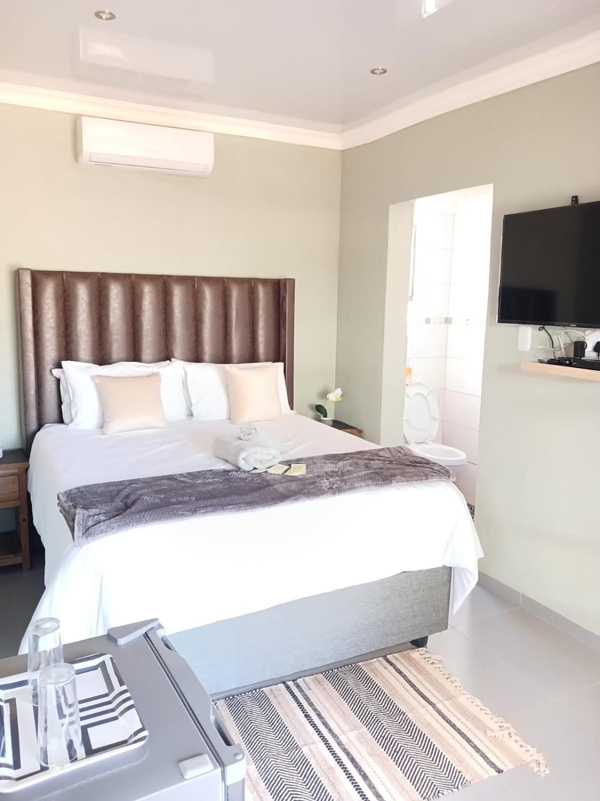 Standard Queen Room photo 1