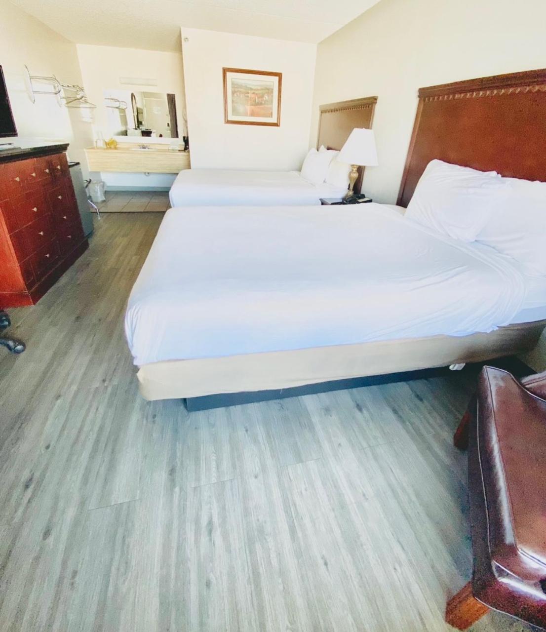 Queen Room with Two Queen Beds - Non-Smoking - Photo 4