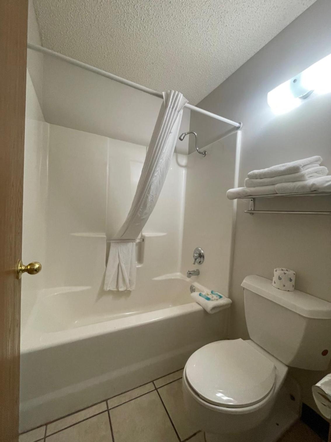 Queen Room with Two Queen Beds - Non-Smoking - Photo 3