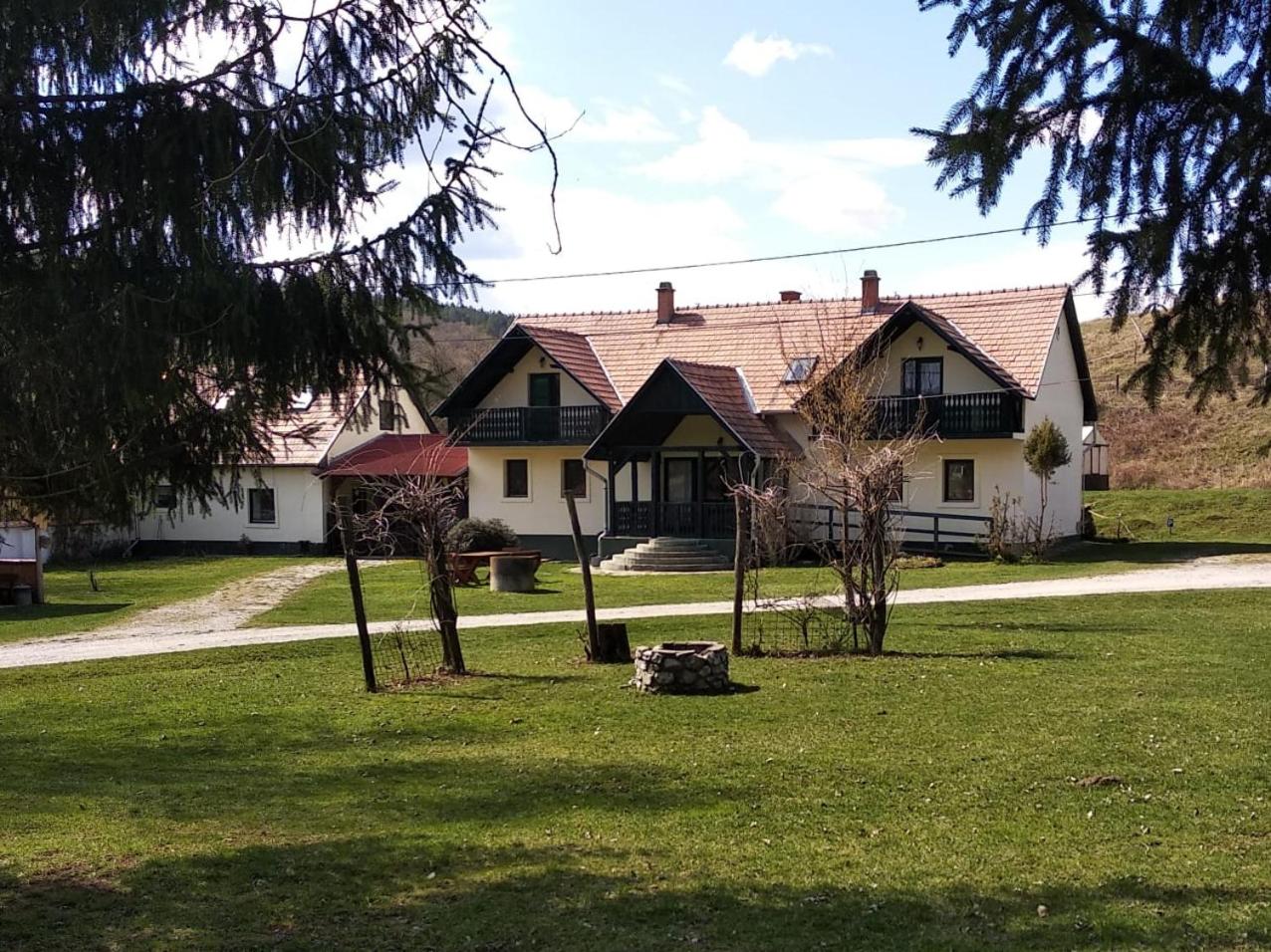 Five-Bedroom House photo 3