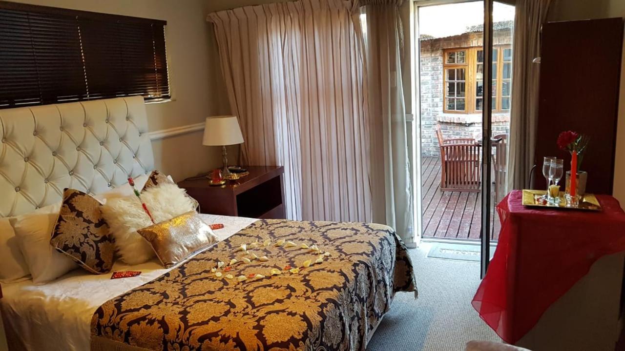Suite with Pool View - Photo 1
