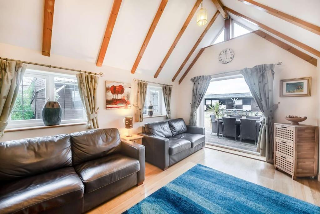 Six-Bedroom House photo 1