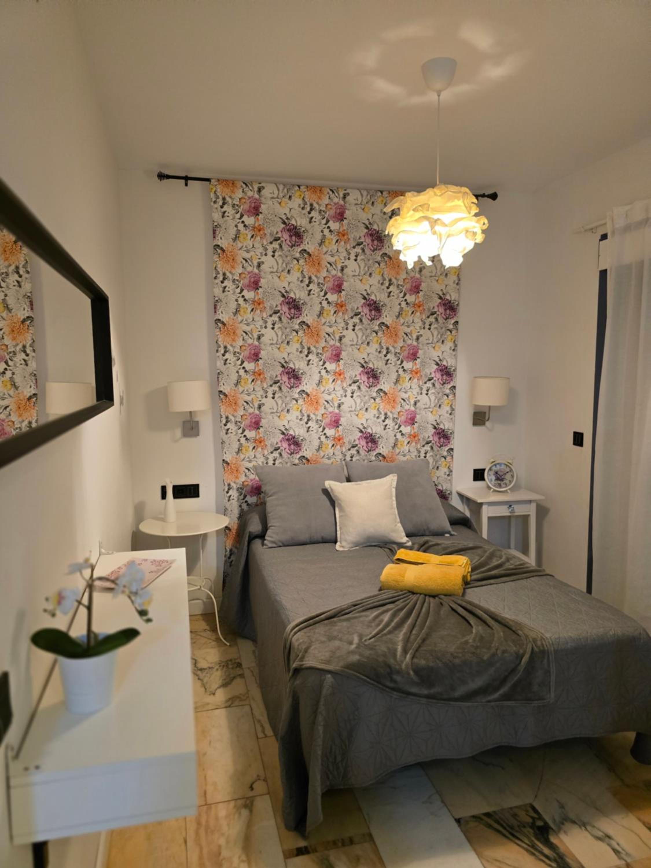 Apartamento loft de una habitación con una cama queen size.