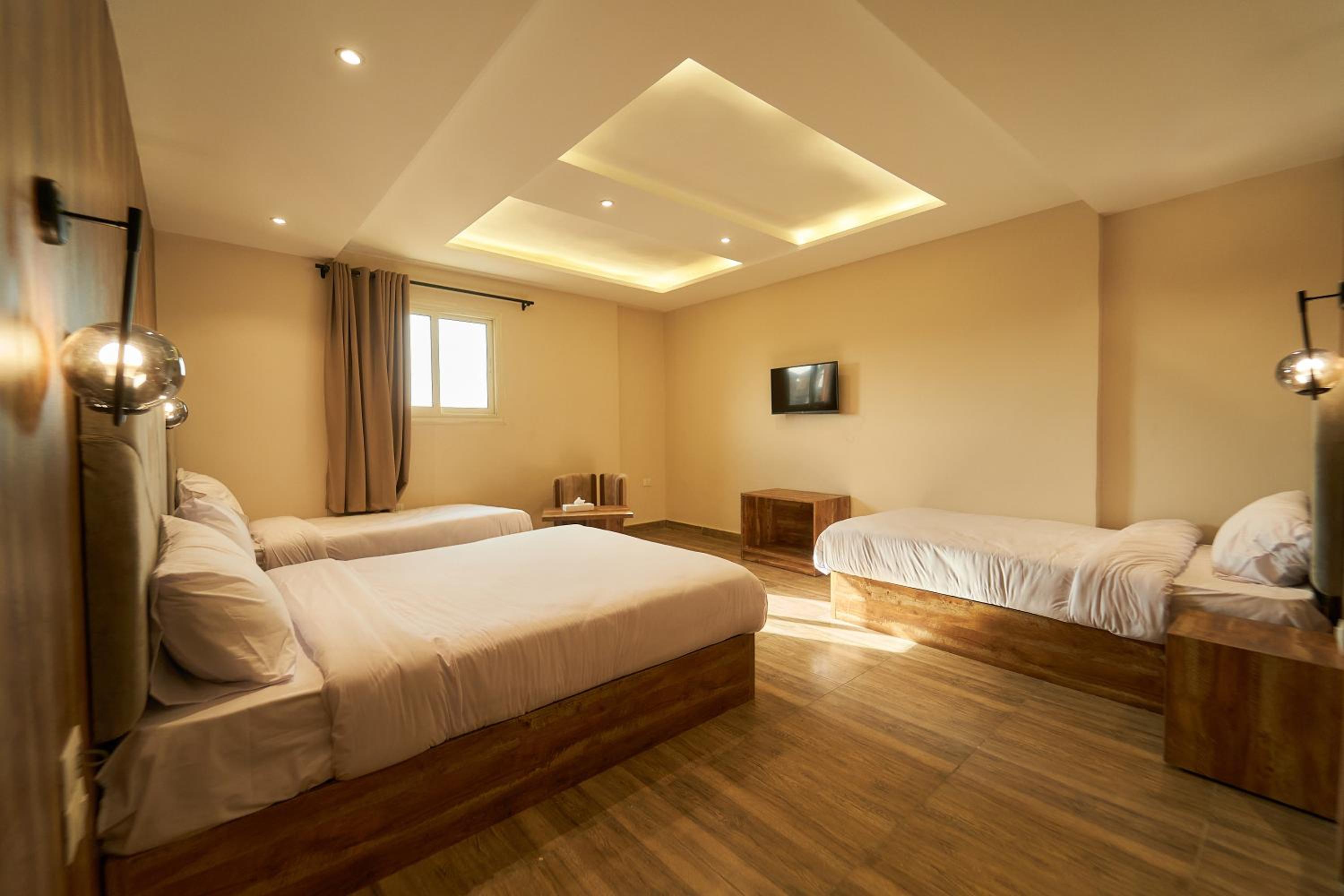 Deluxe Quadruple Room With Pyramids View