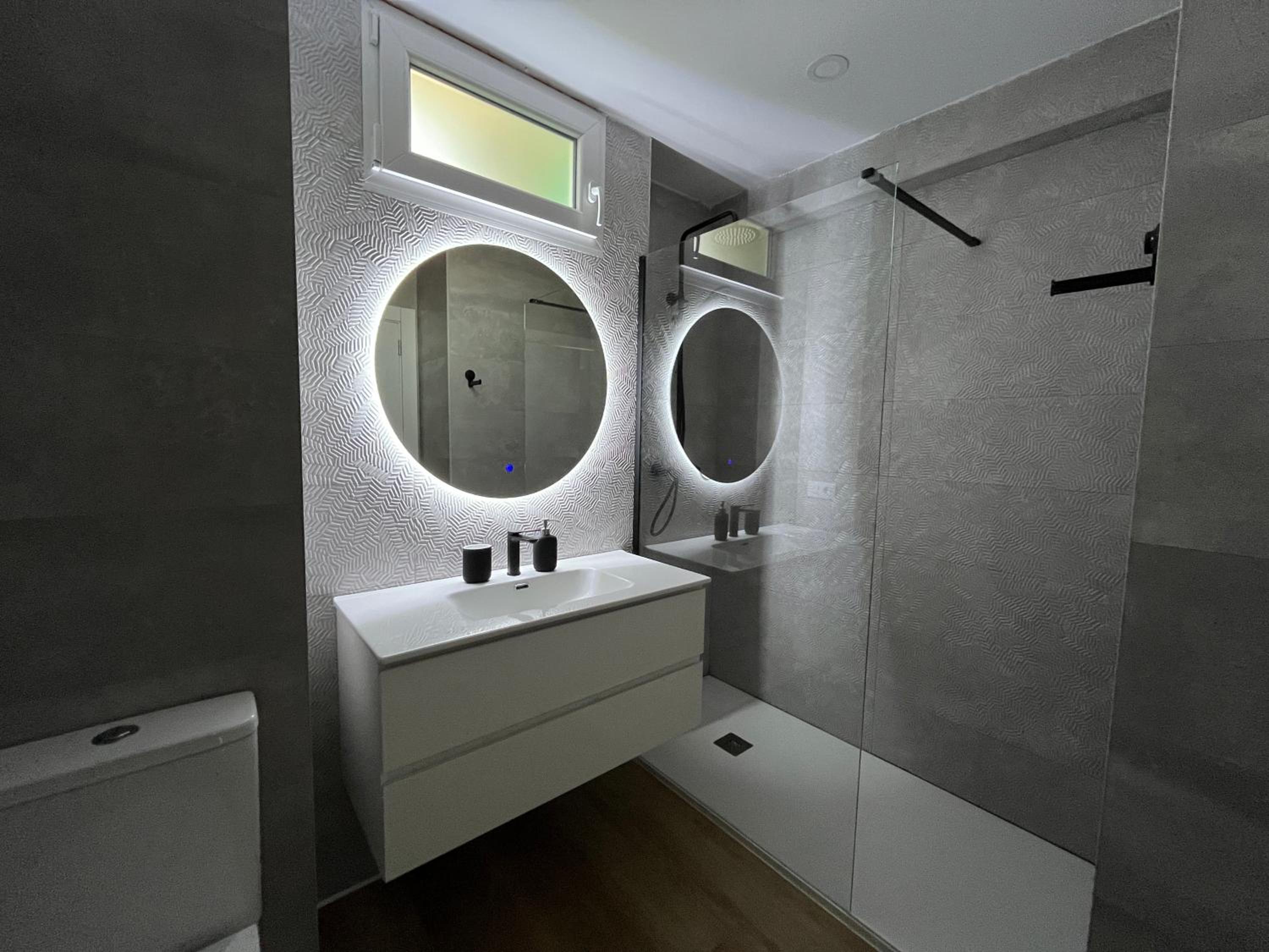 Two-Bedroom Apartment with Balcony and Terrace photo 2