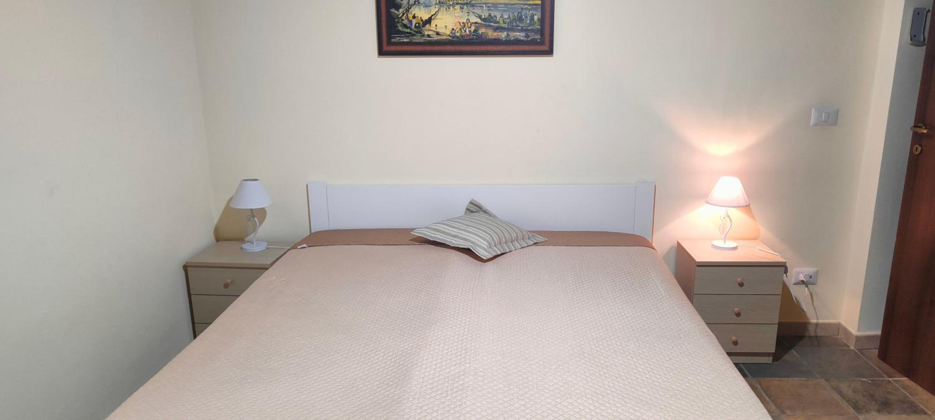 Five-Bedroom House photo 1