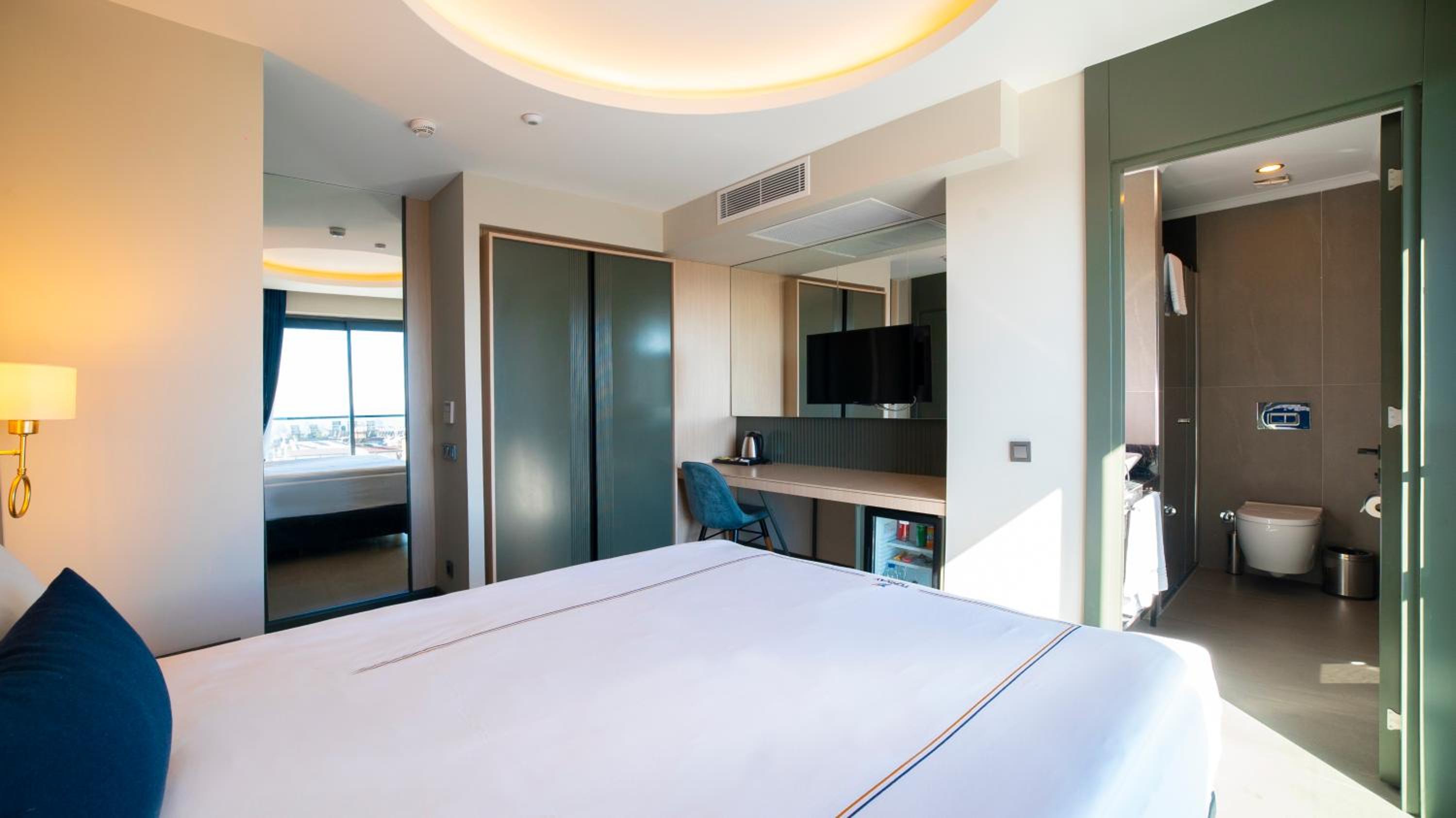 Deluxe Double Room with Sea View thumbnail 6
