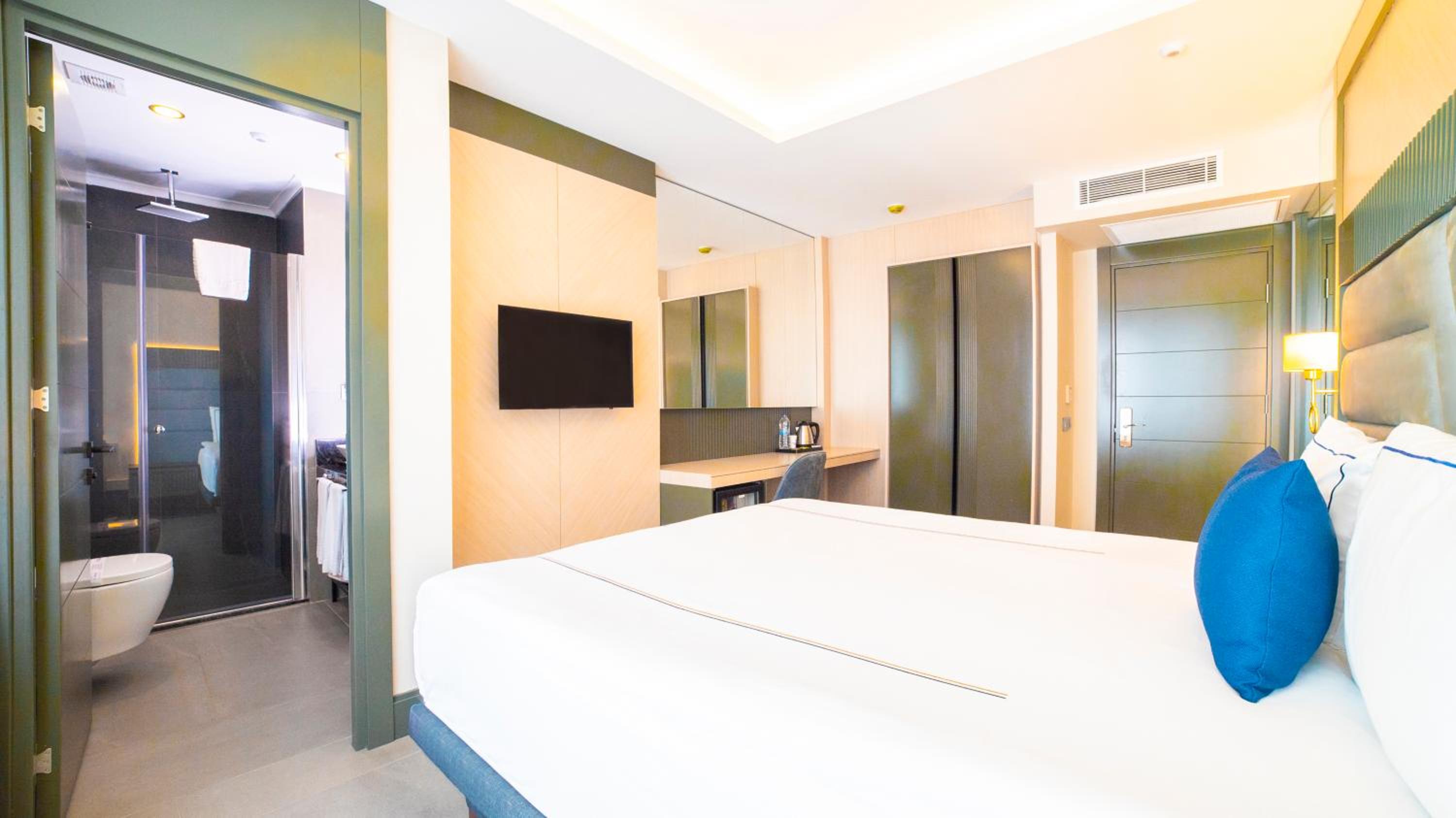 Deluxe Double Room with Sea View thumbnail 5