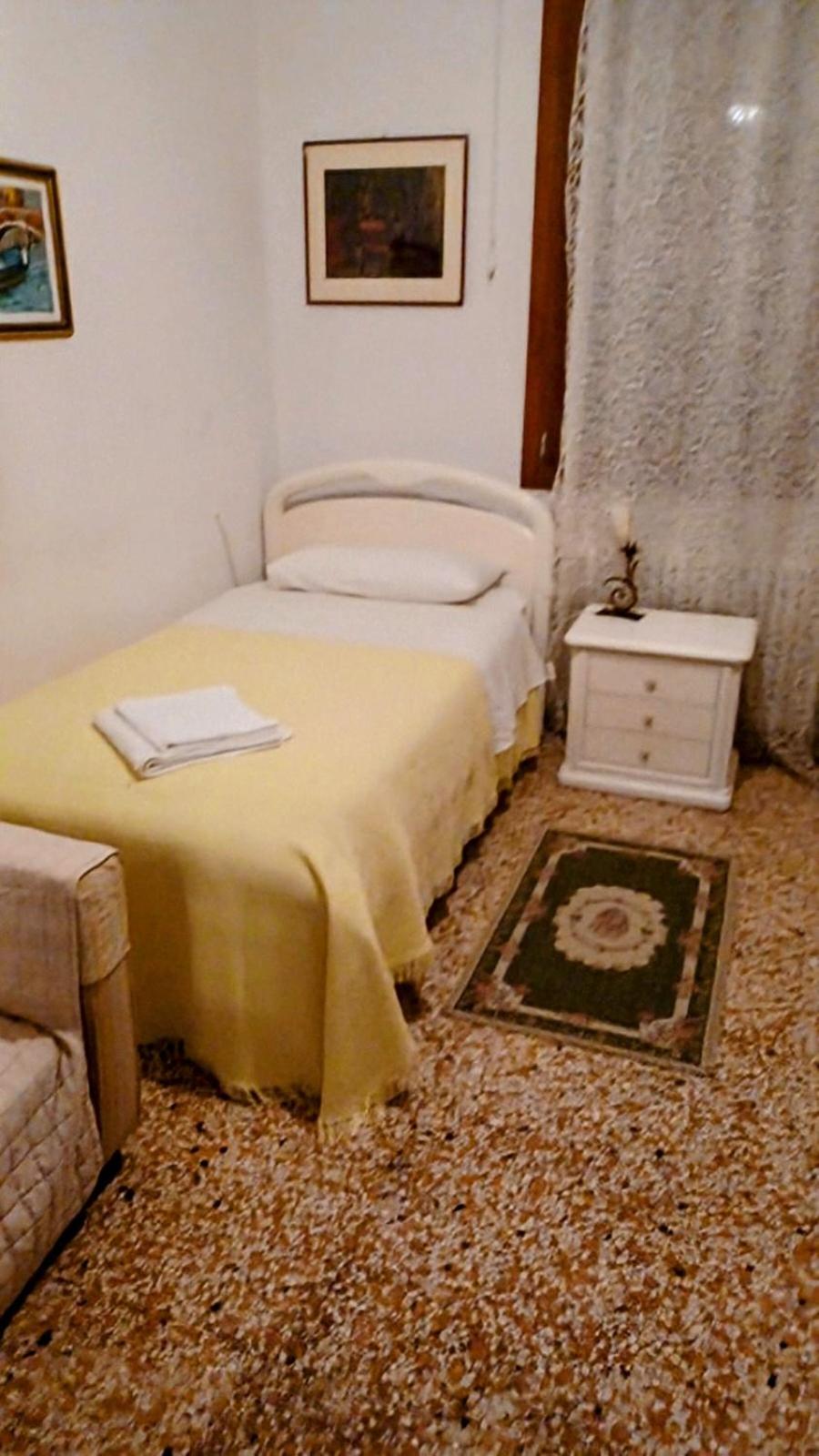 Single Room with Shared Bathroom photo 1