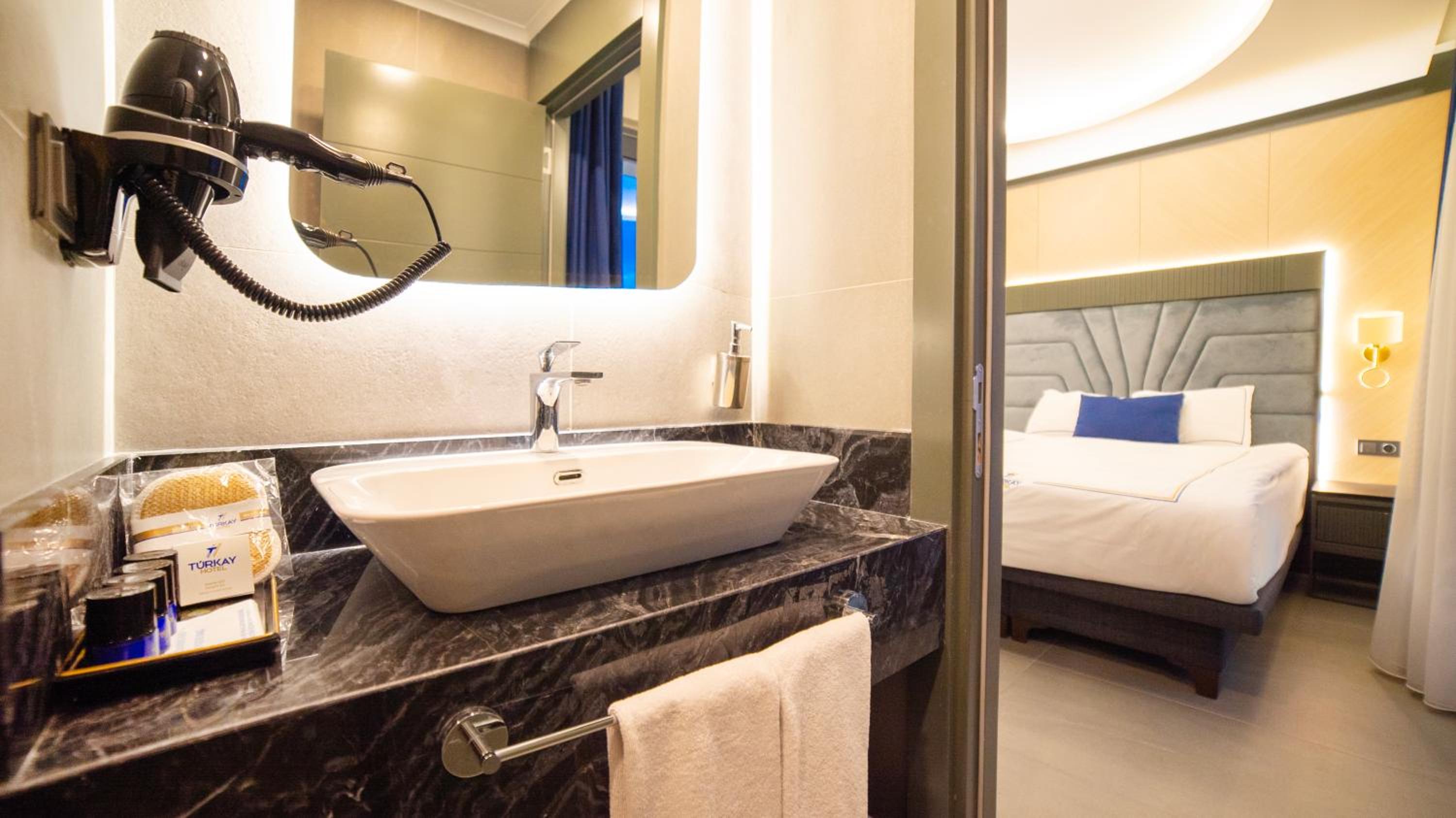 Deluxe Double or Twin Room thumbnail 6