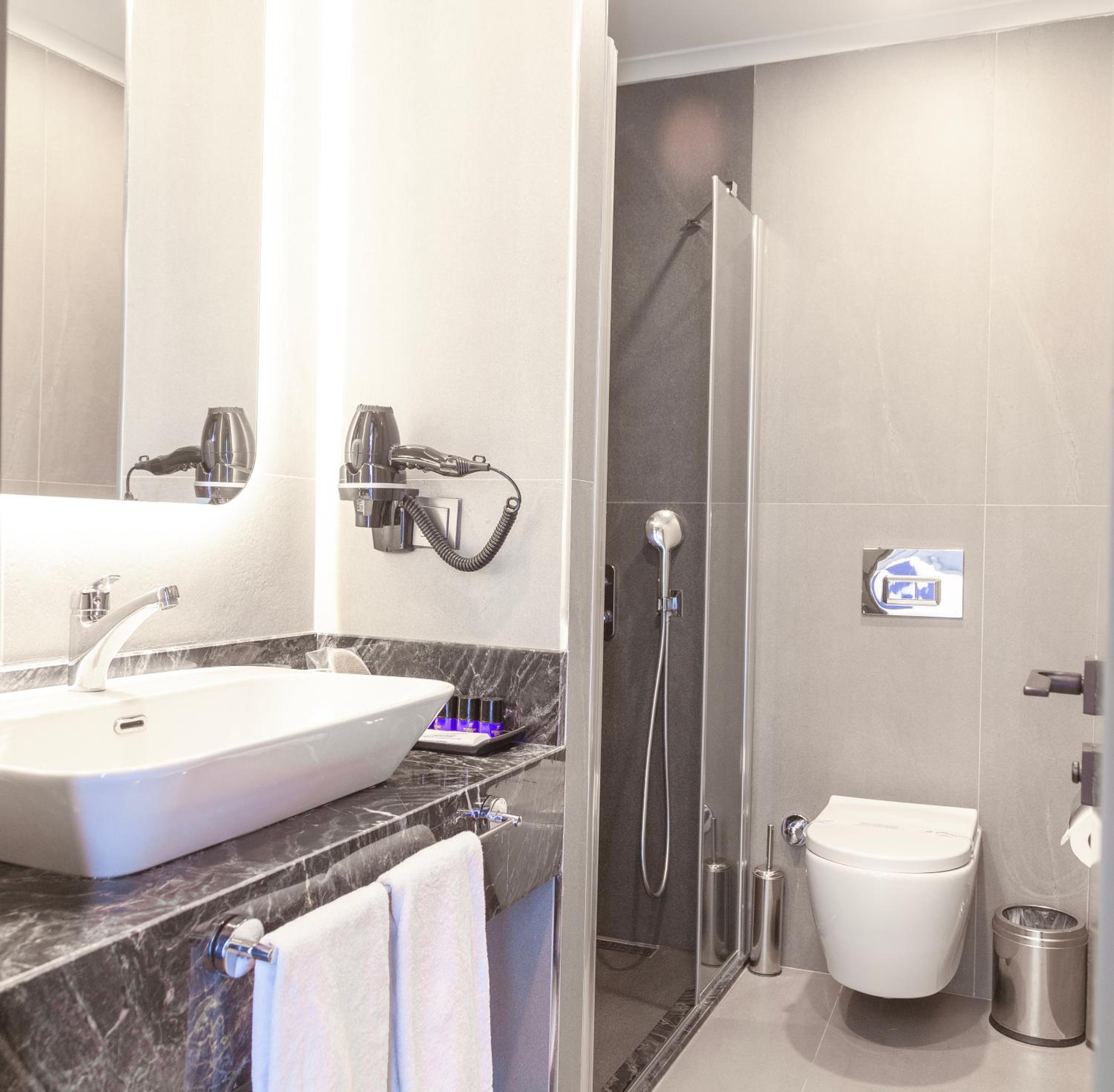 Deluxe Double or Twin Room thumbnail 5