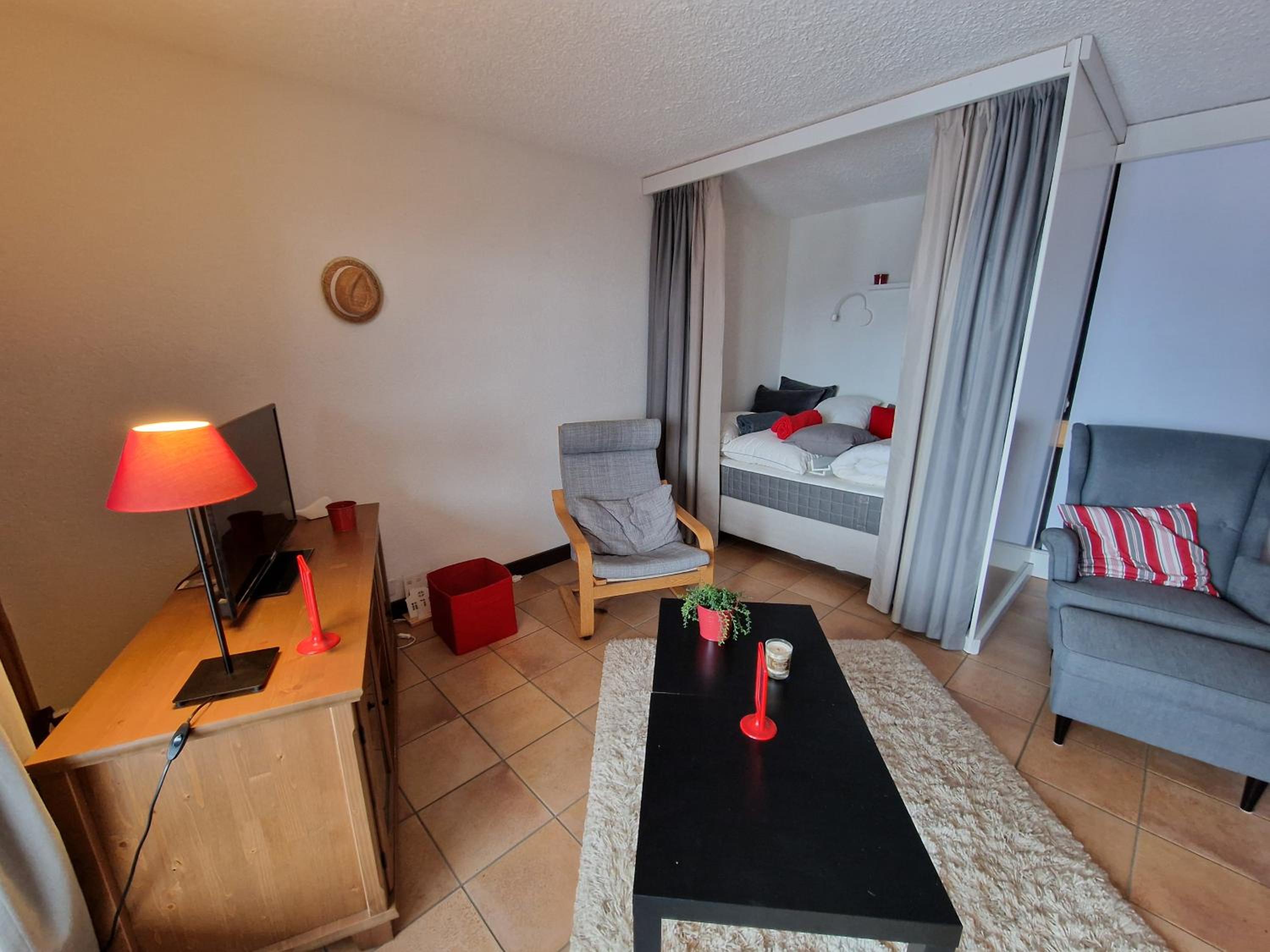One-Bedroom Apartment with Balcony and Mountain View   photo 1