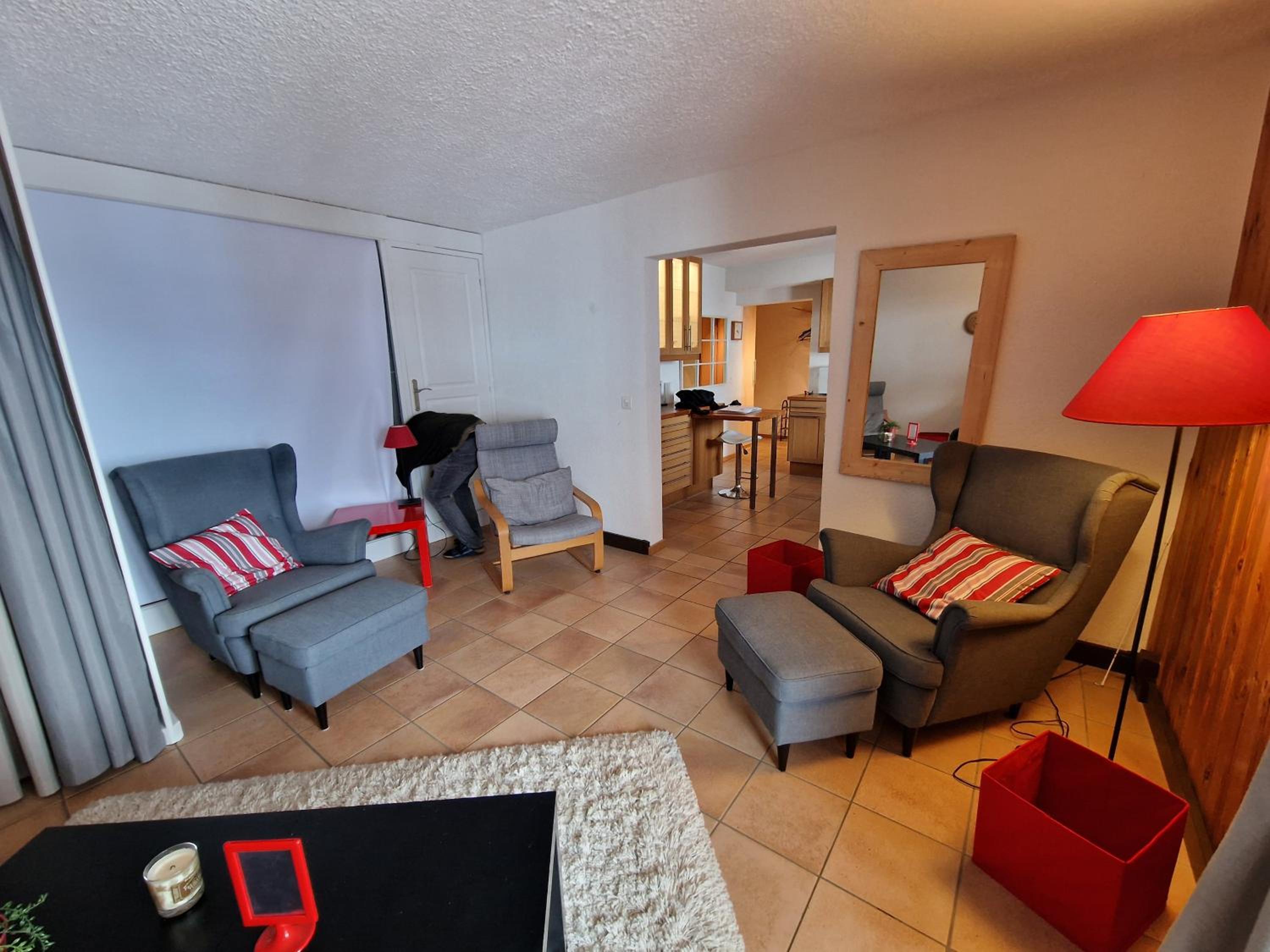 One-Bedroom Apartment with Balcony and Mountain View   photo 2