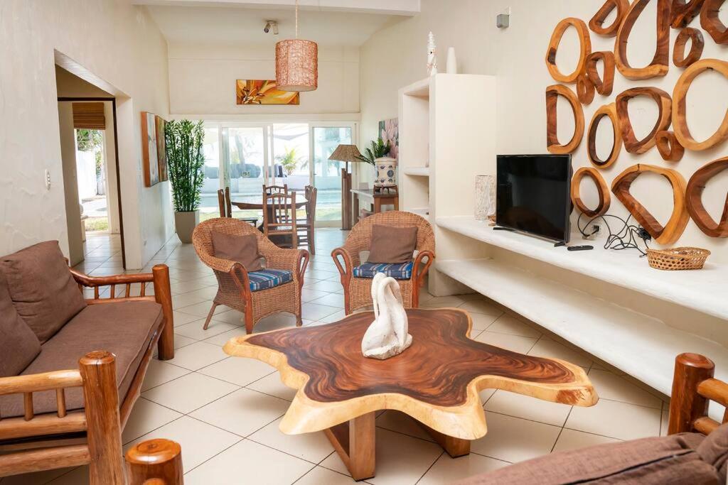 Six-Bedroom House photo 1