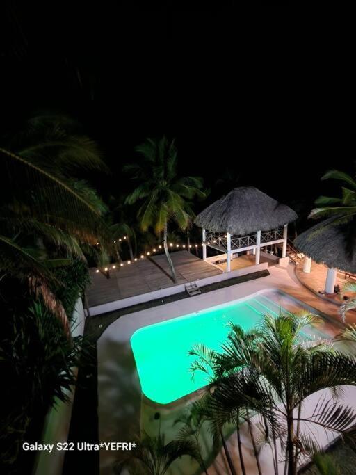 Six-Bedroom House photo 3