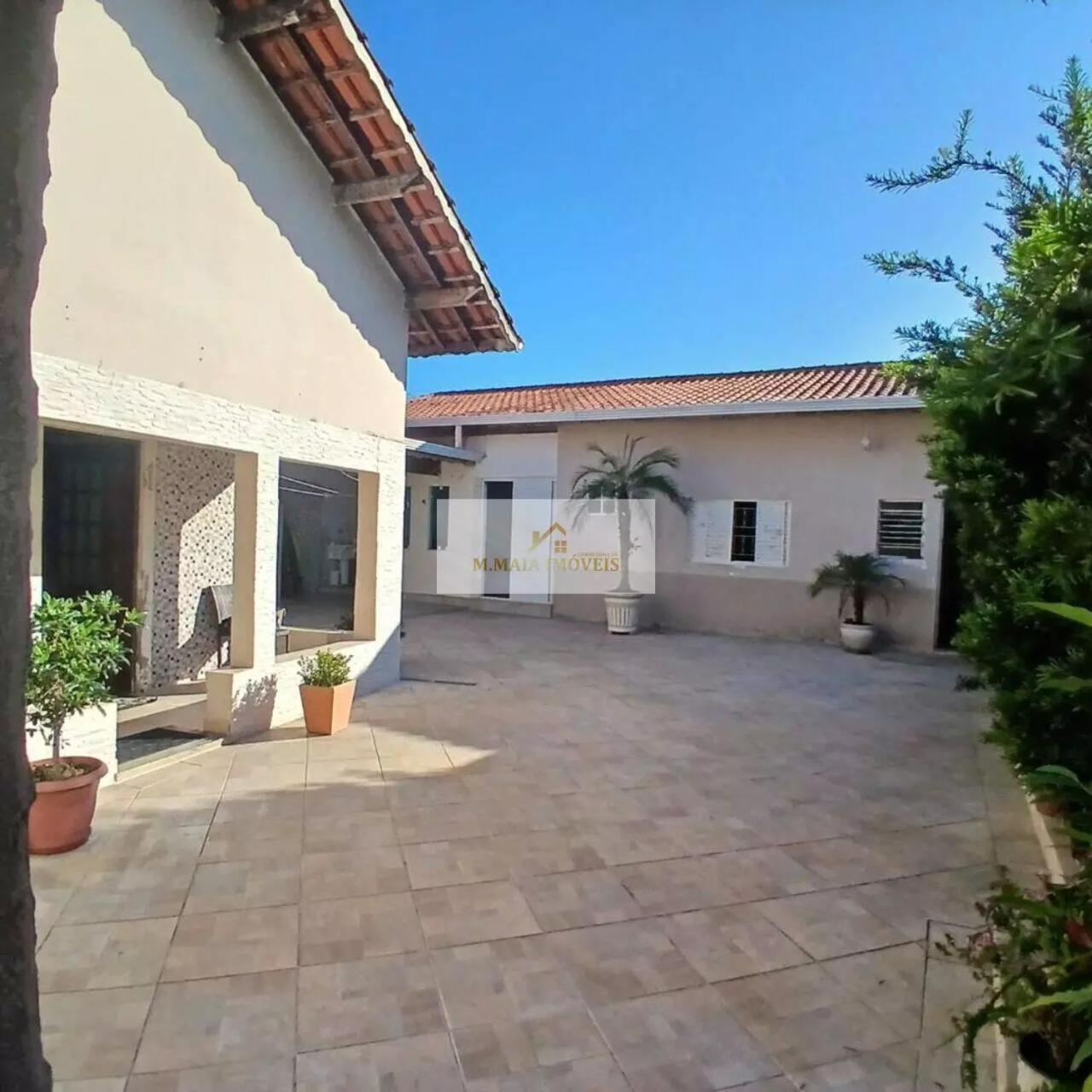 Four-Bedroom House photo 3