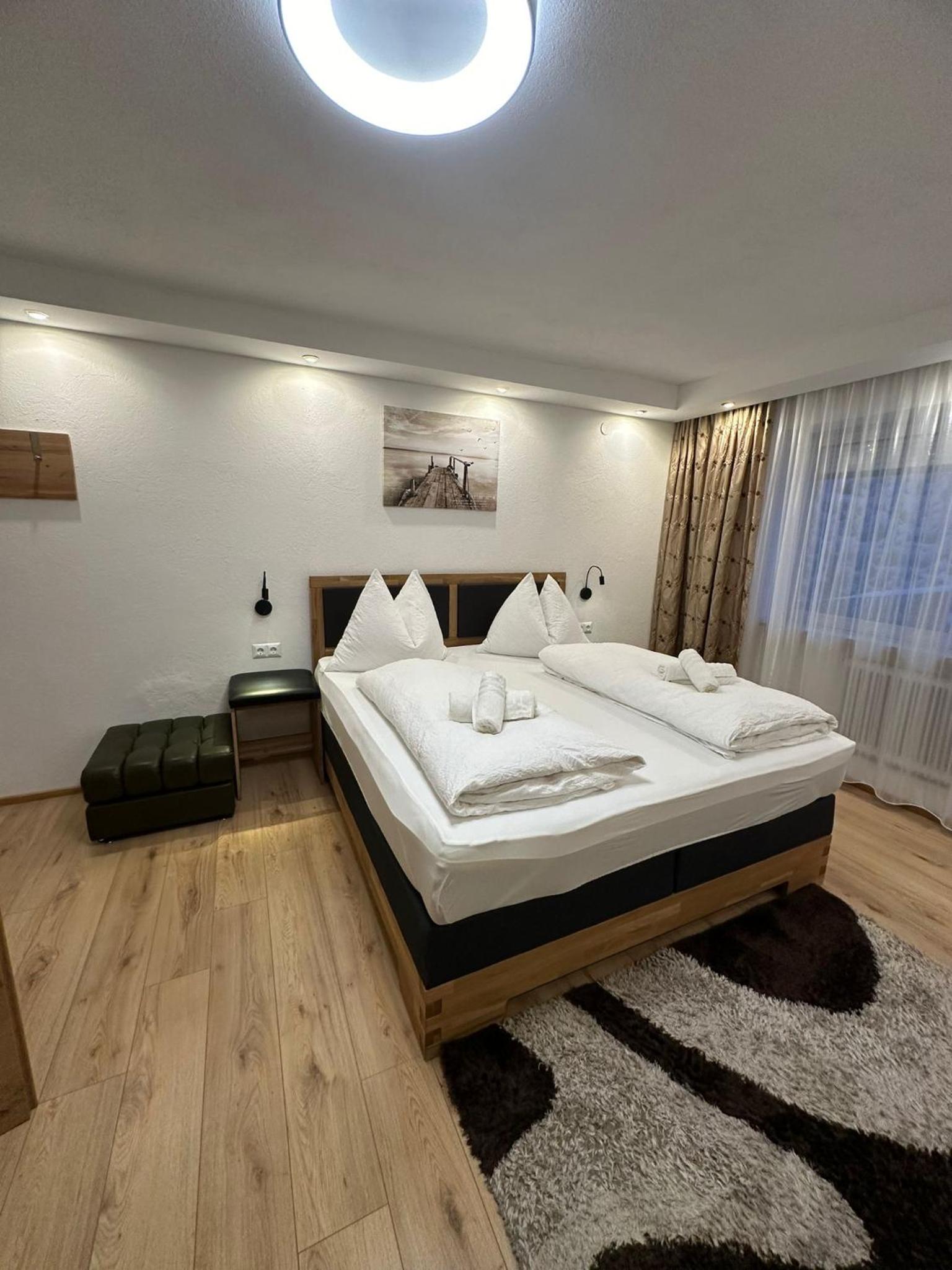 Queen Room photo 1