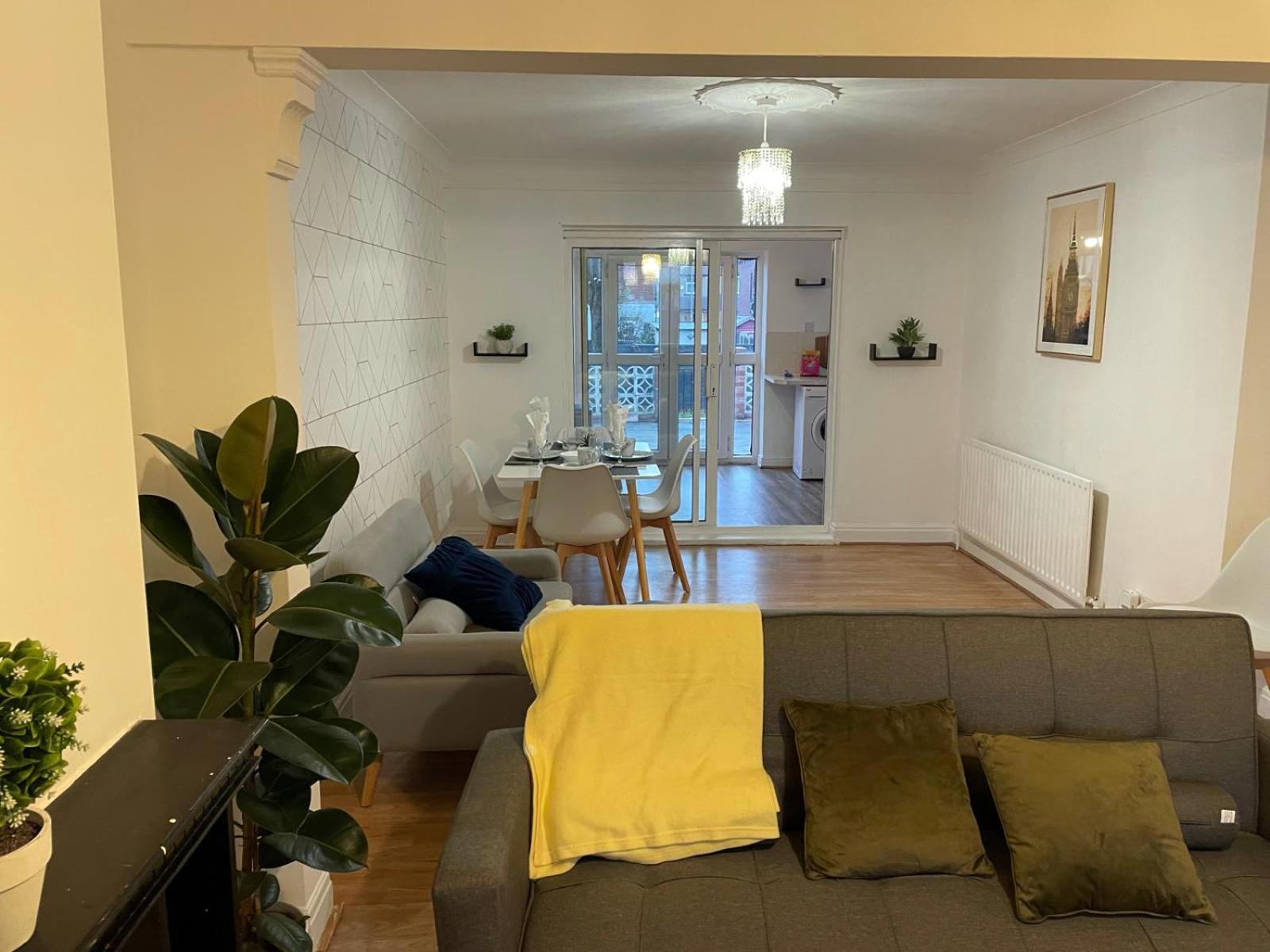 Three-Bedroom House photo 3