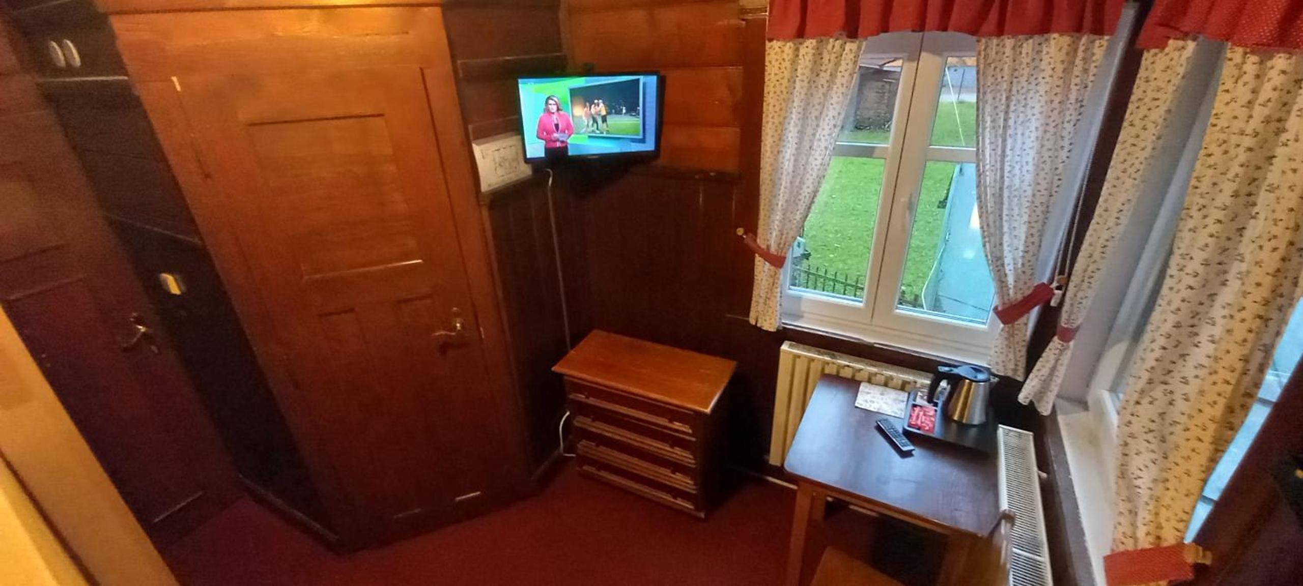 Small Twin Room - Photo 3
