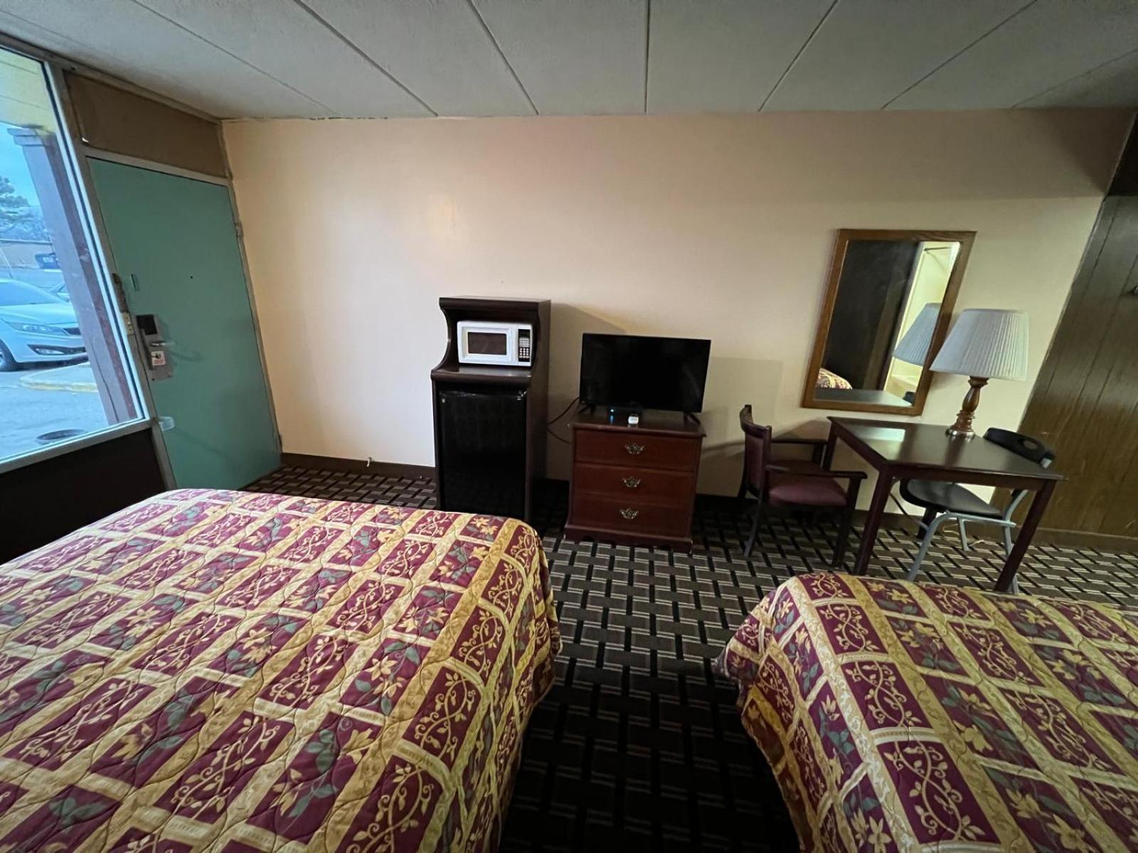 Queen Room with Two Queen Beds - Smoking photo 3