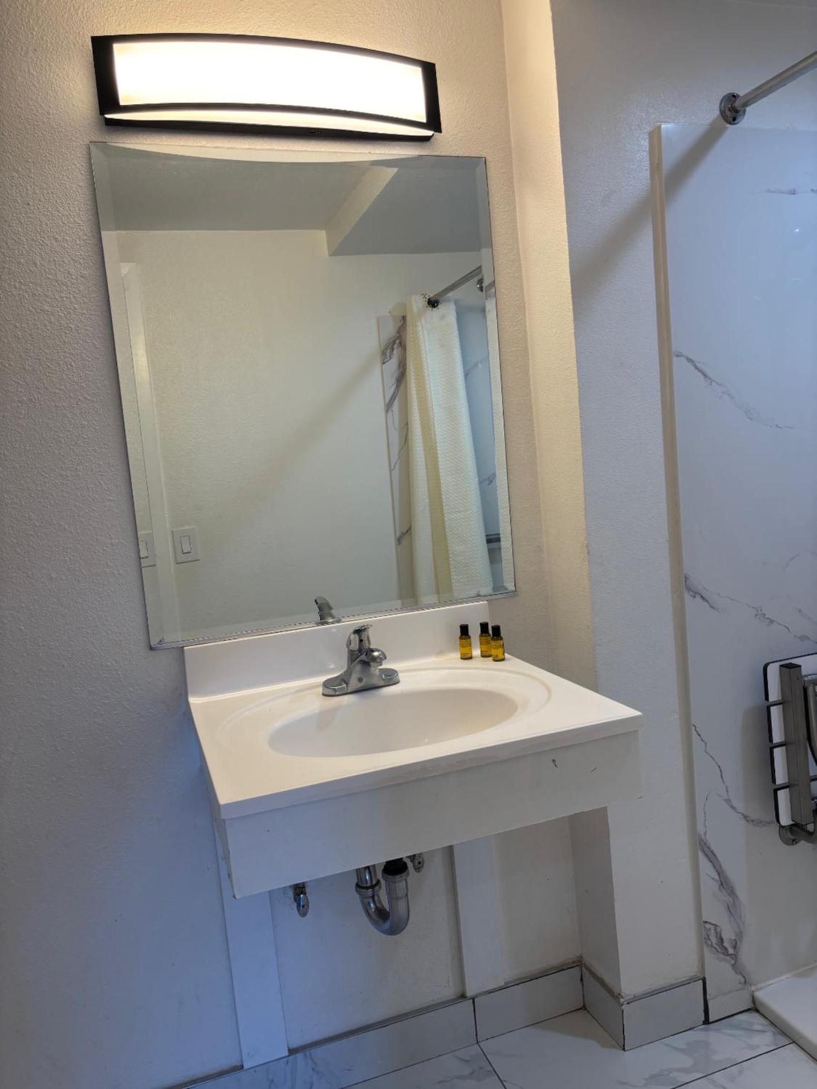 King Room - Disability Access - Photo 12