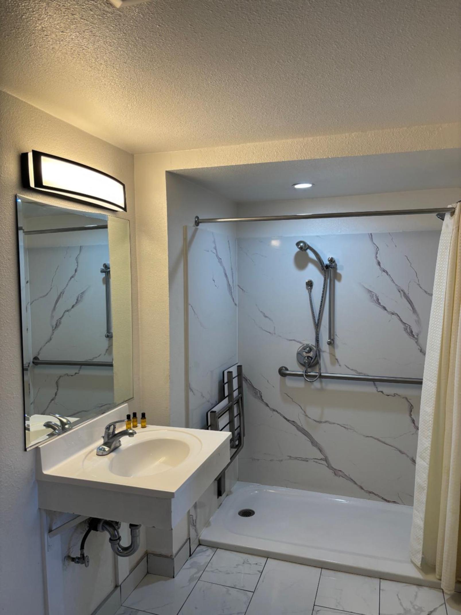 King Room - Disability Access - Photo 11