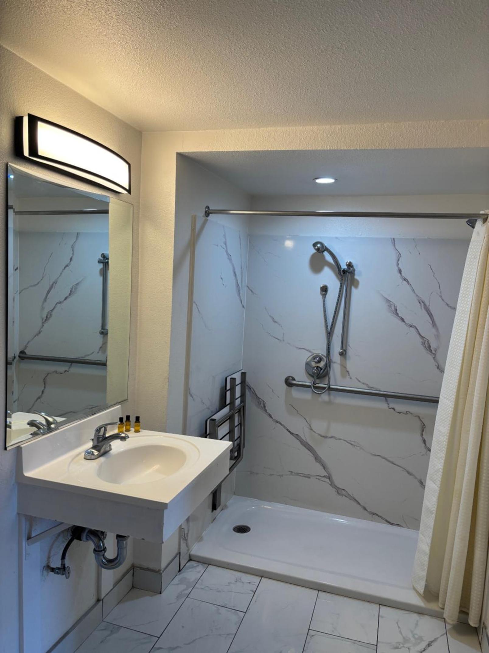 King Room - Disability Access - Photo 10