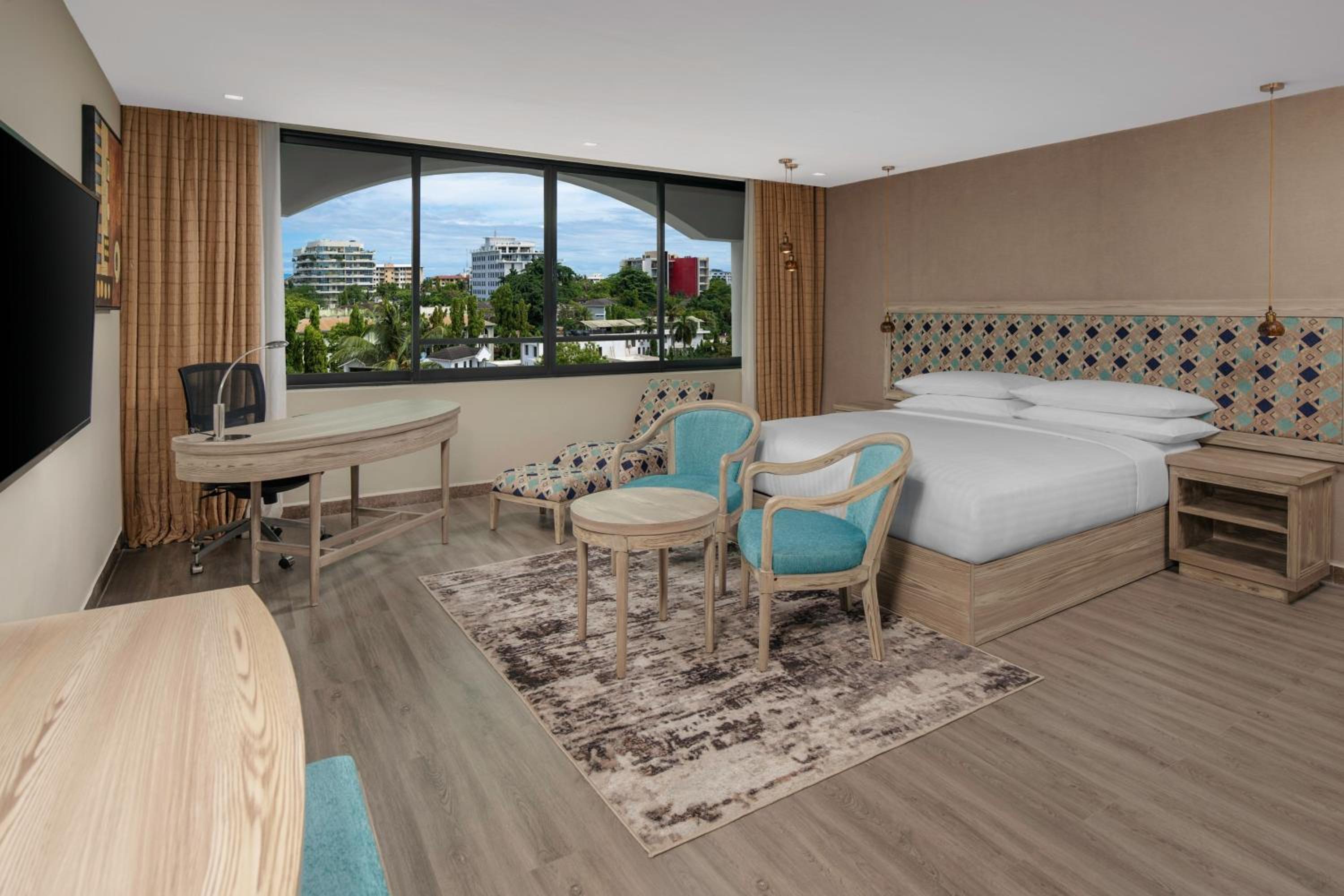 Premium King Suite with City View thumbnail 5