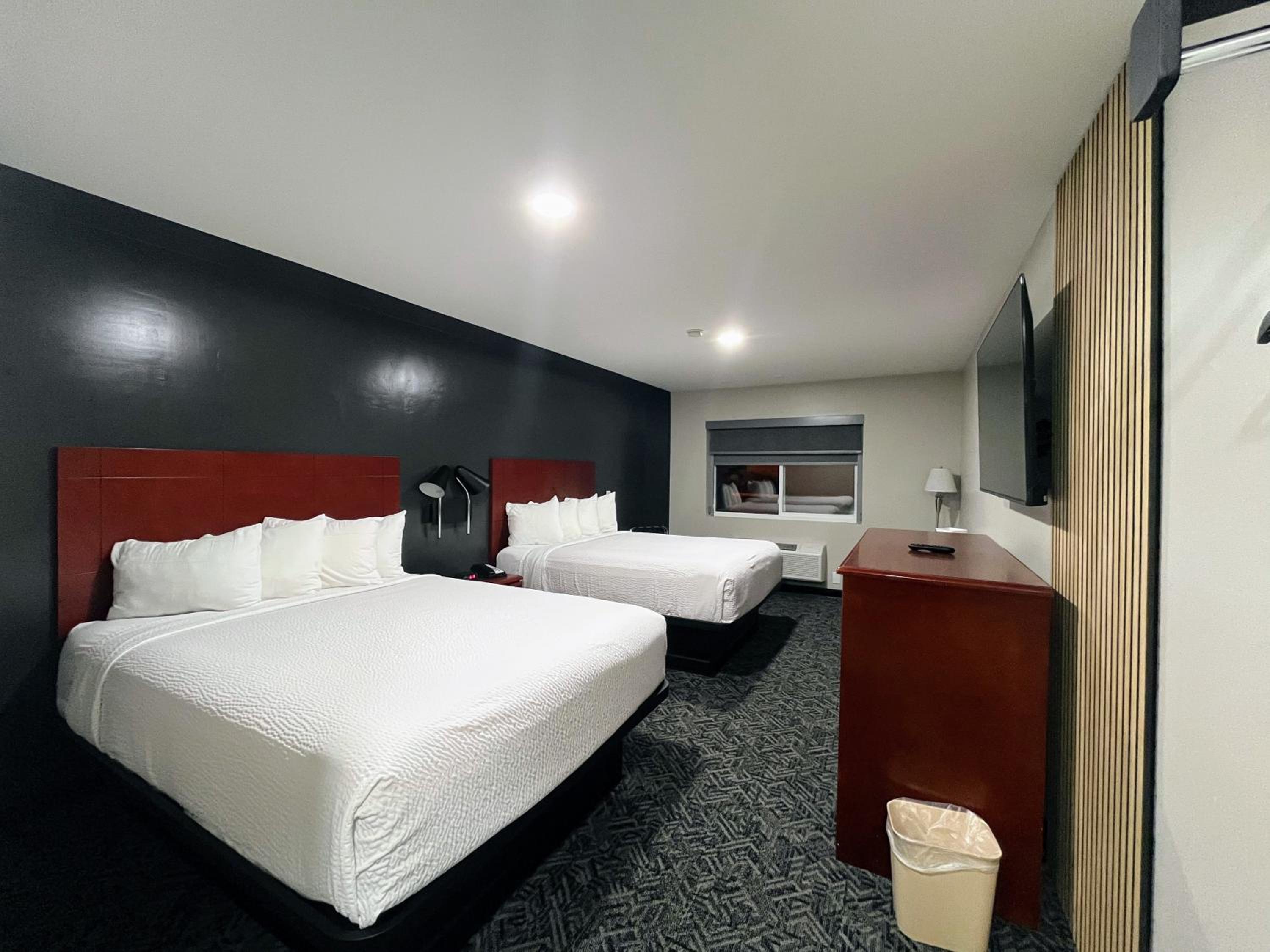 Queen Room With Two Queen Beds - Non-Smoking - Photo 4