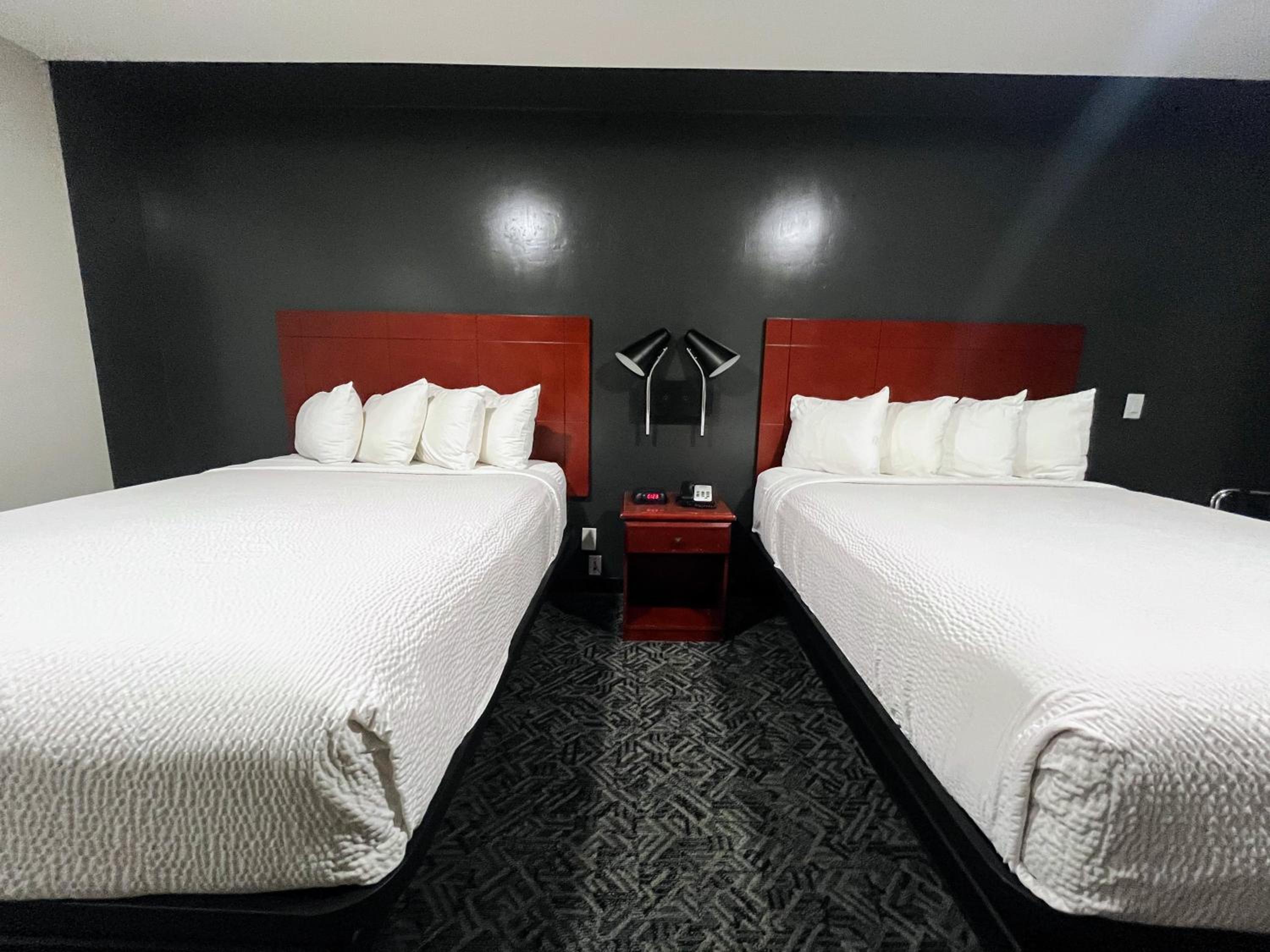 Queen Room With Two Queen Beds - Non-Smoking - Photo 1