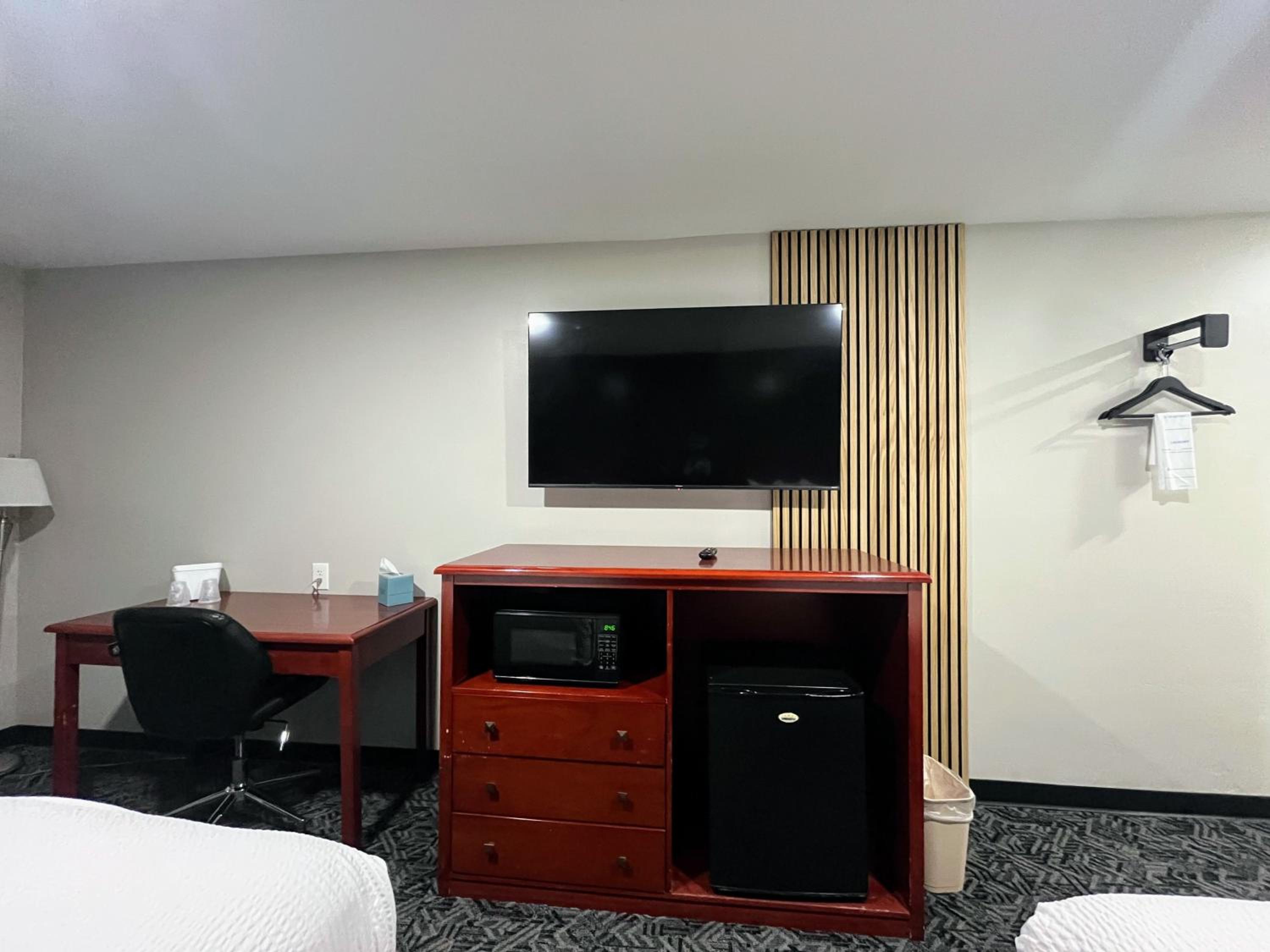 Queen Room With Two Queen Beds - Non-Smoking - Photo 2