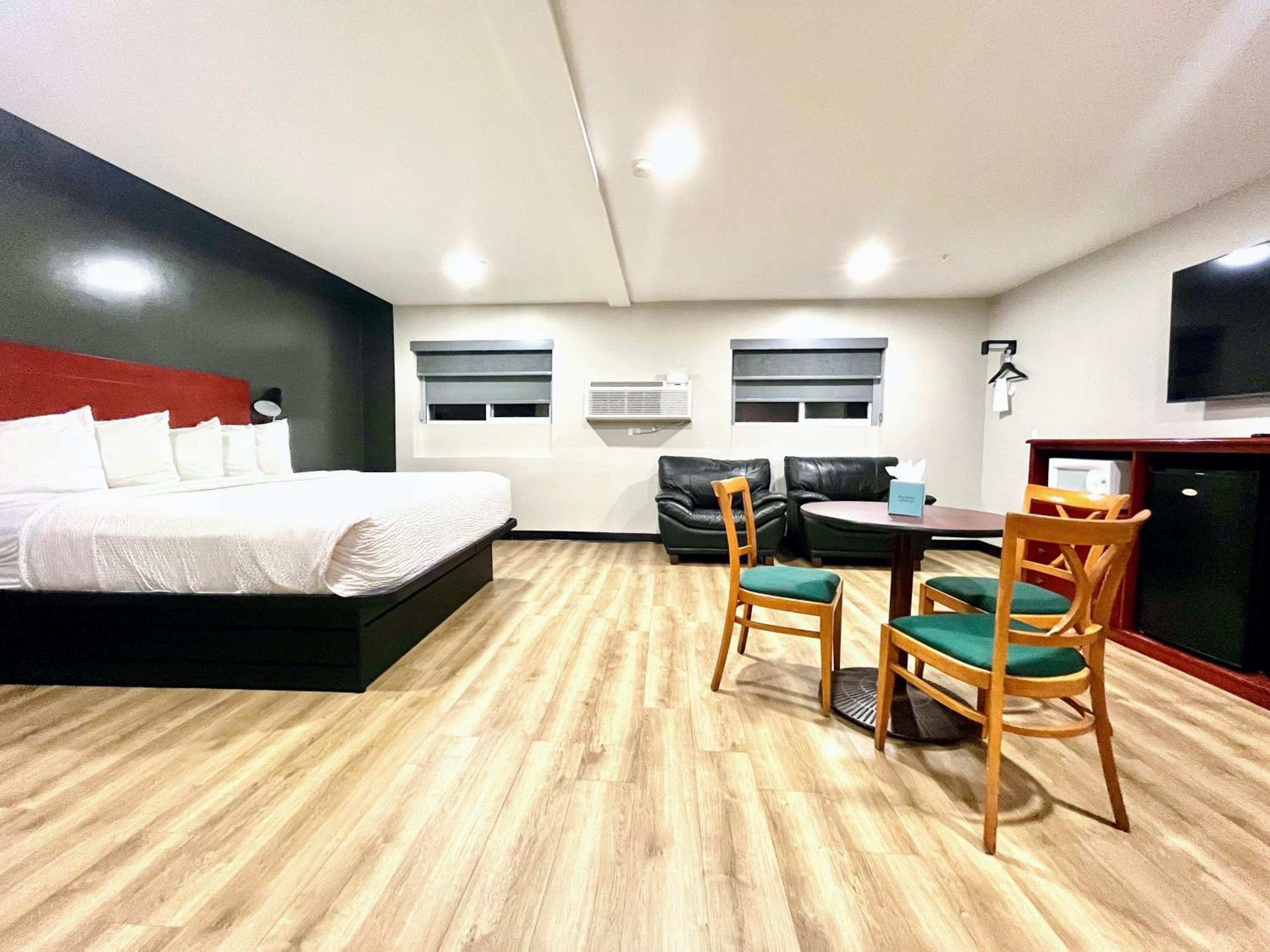 Deluxe King Suite