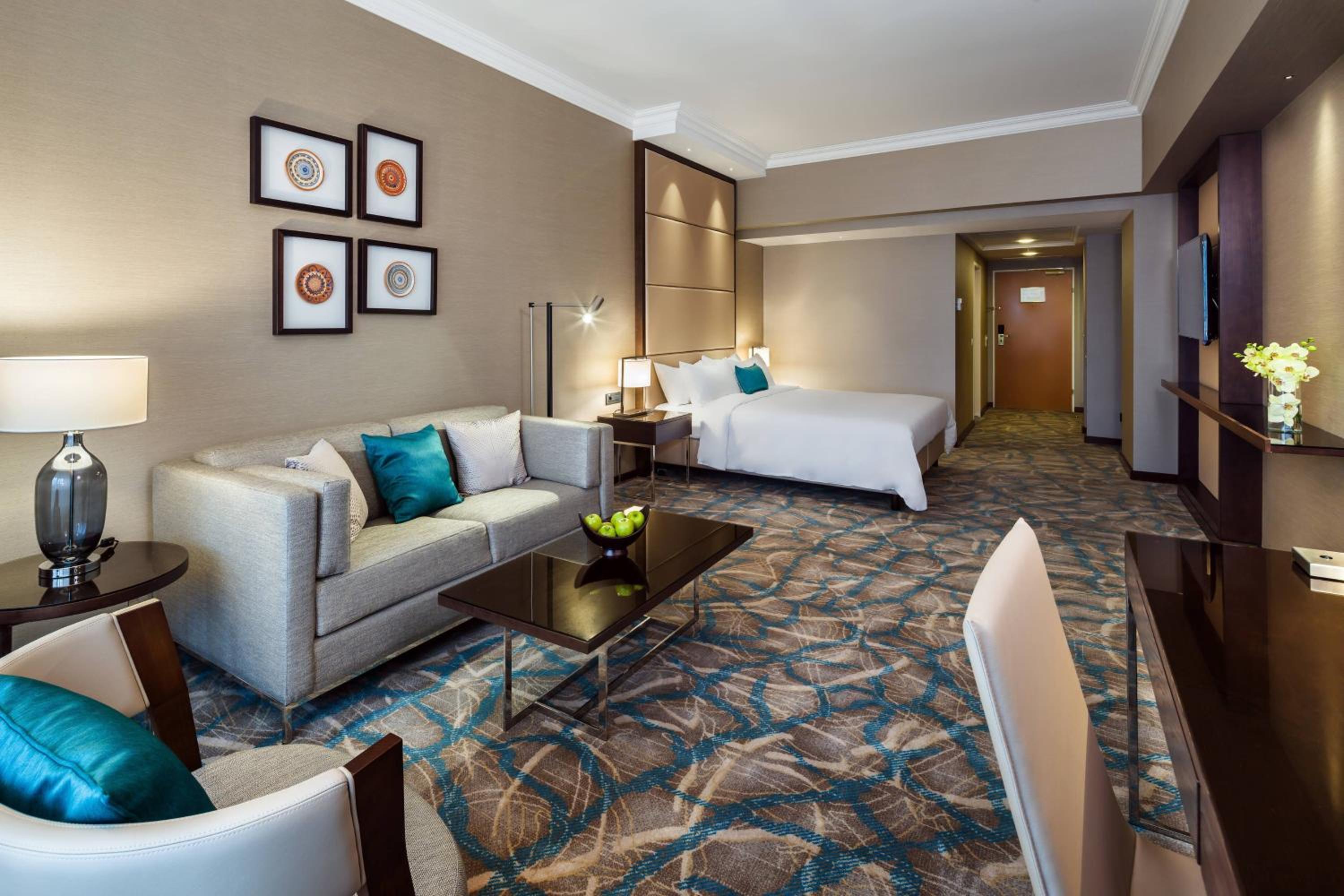 Grand Executive One King Bed with Access and Breakfast in Executive Lounge - Photo 3