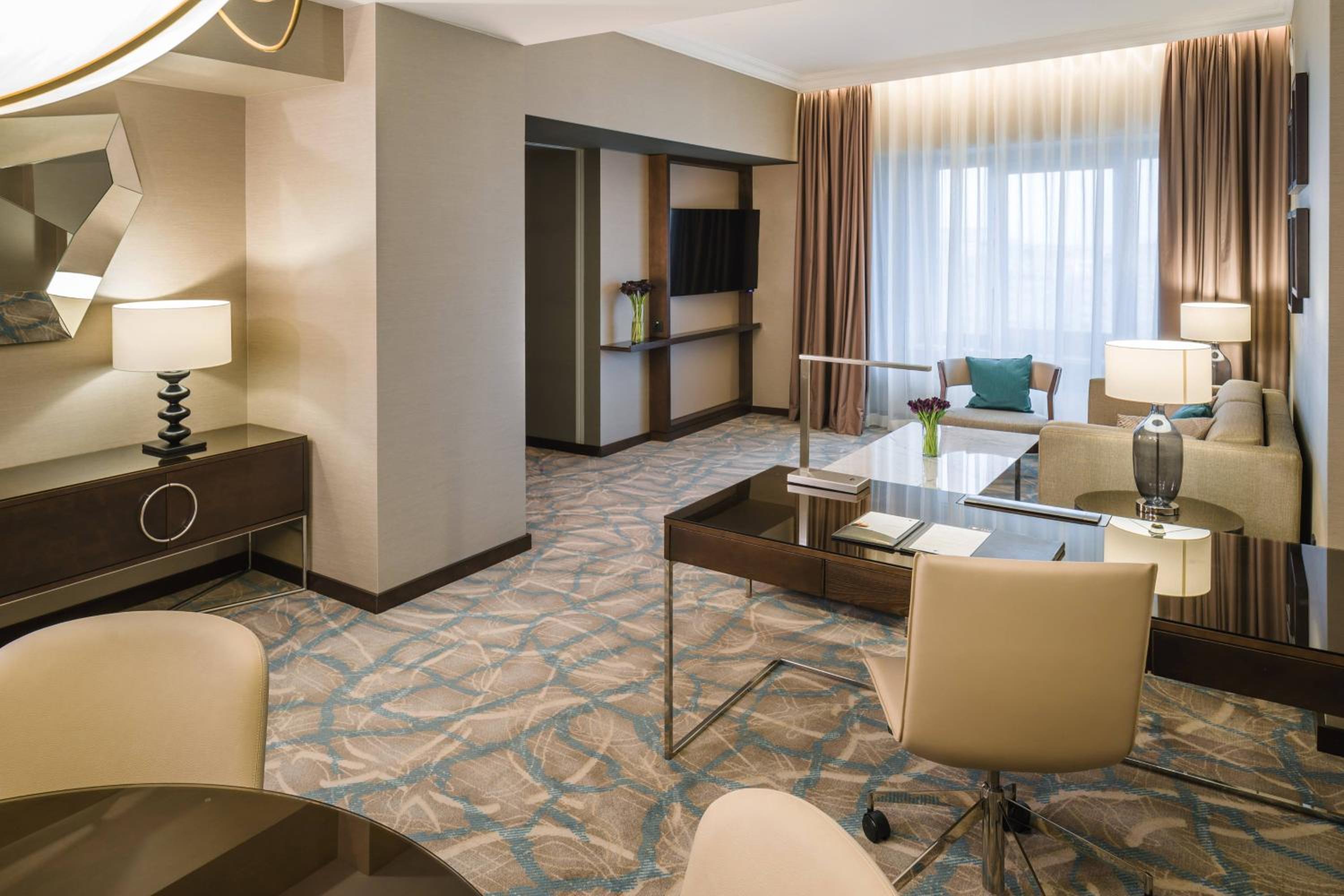 Two-Bedroom Family Suite with Access and Breakfast in  Executive Lounge - Photo 7