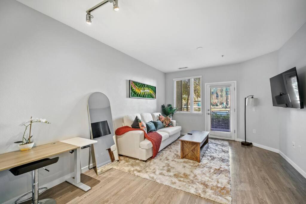 One-Bedroom Apartment photo 1