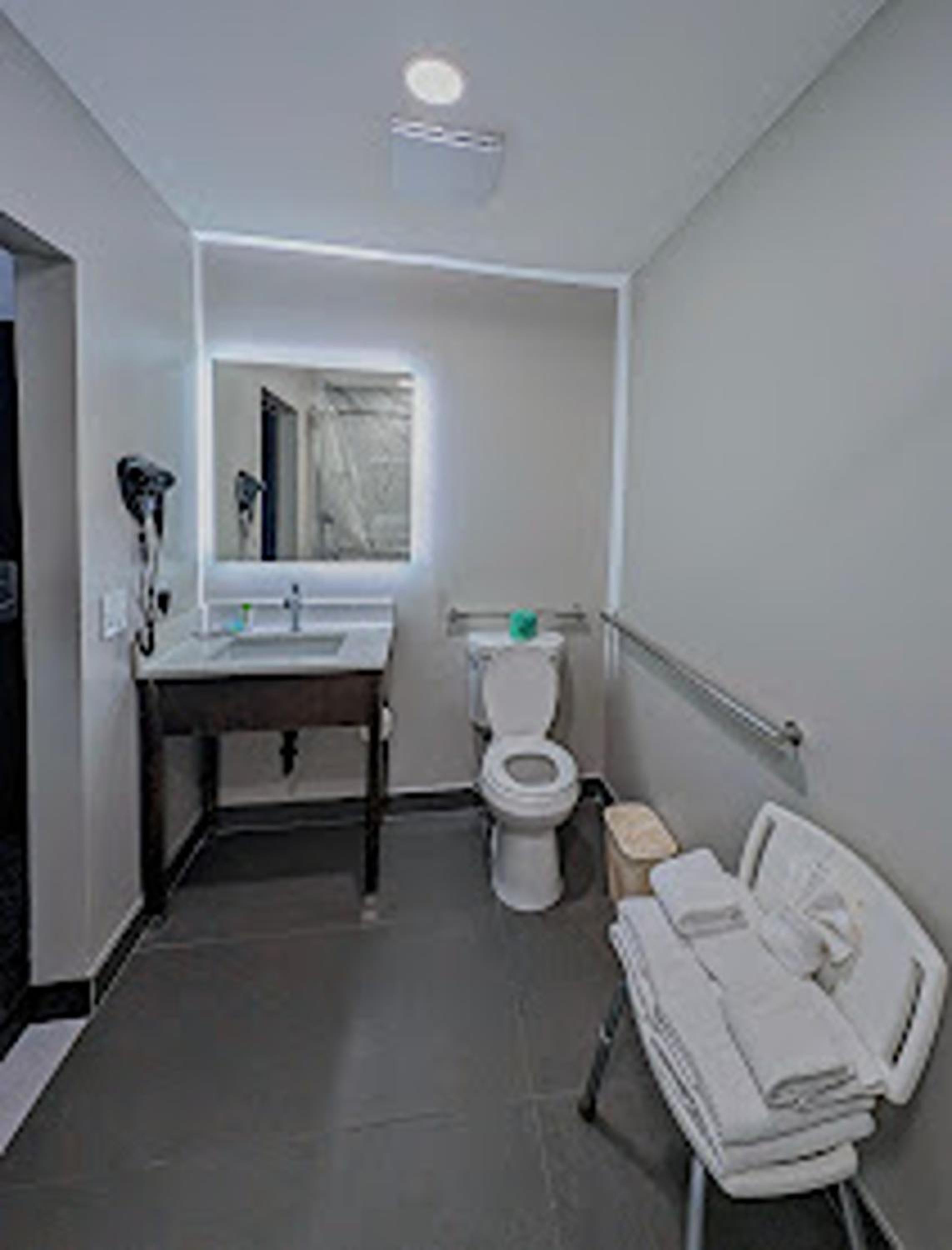 Queen Room - Disability Access - Non-Smoking - Photo 3